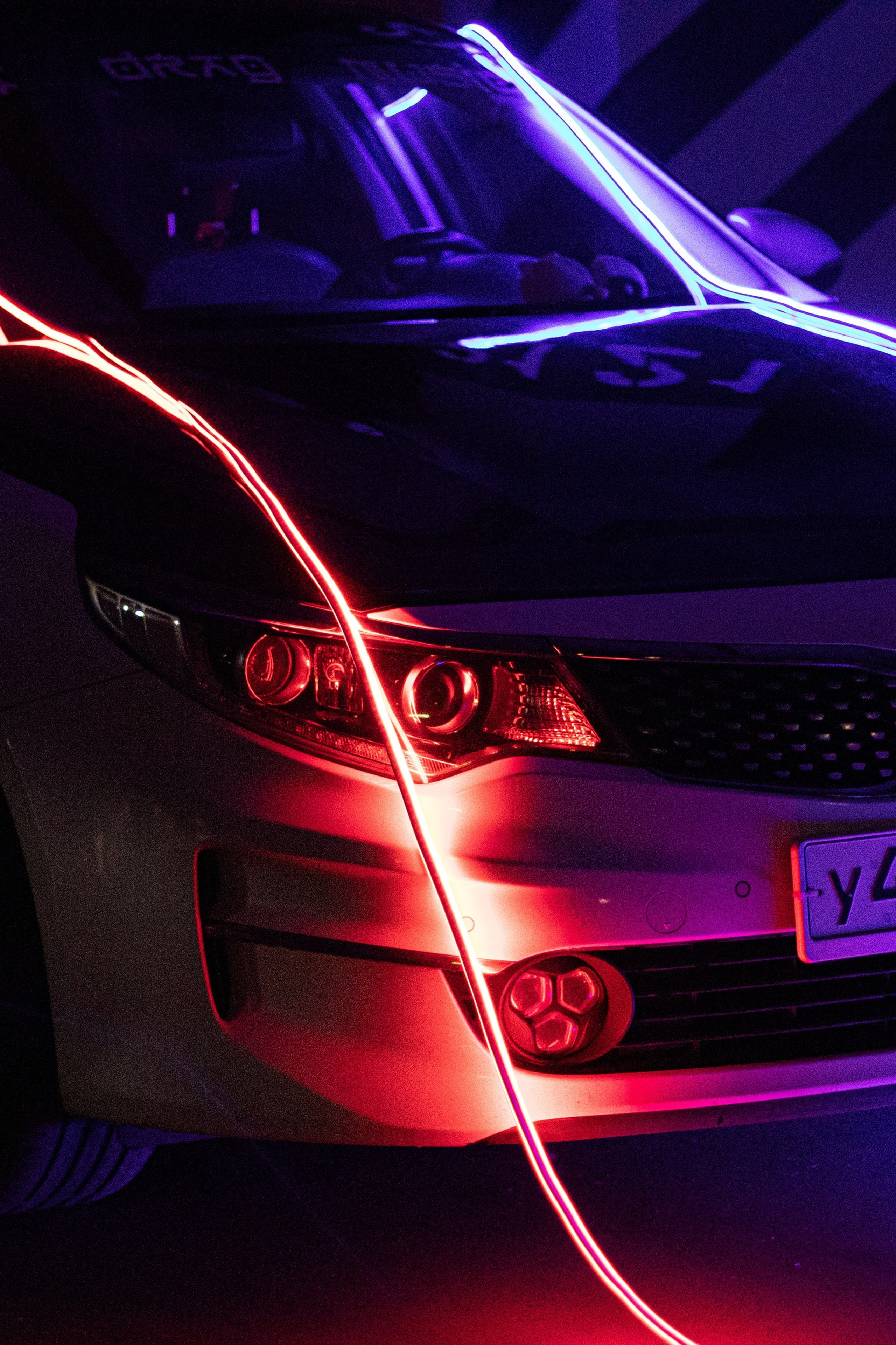 белые авто в неоне