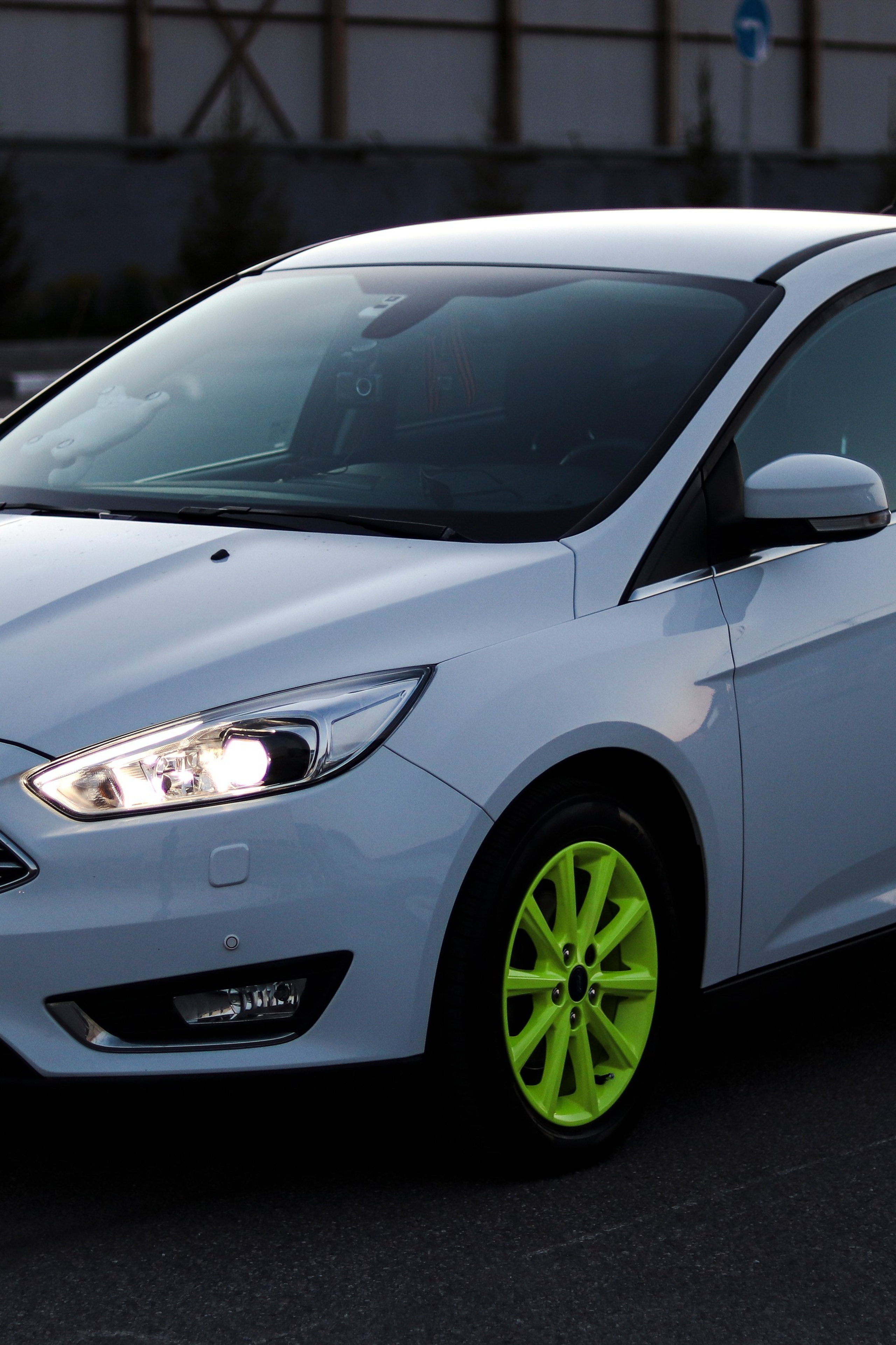 Ford Focus и Волга у ТРК Лето