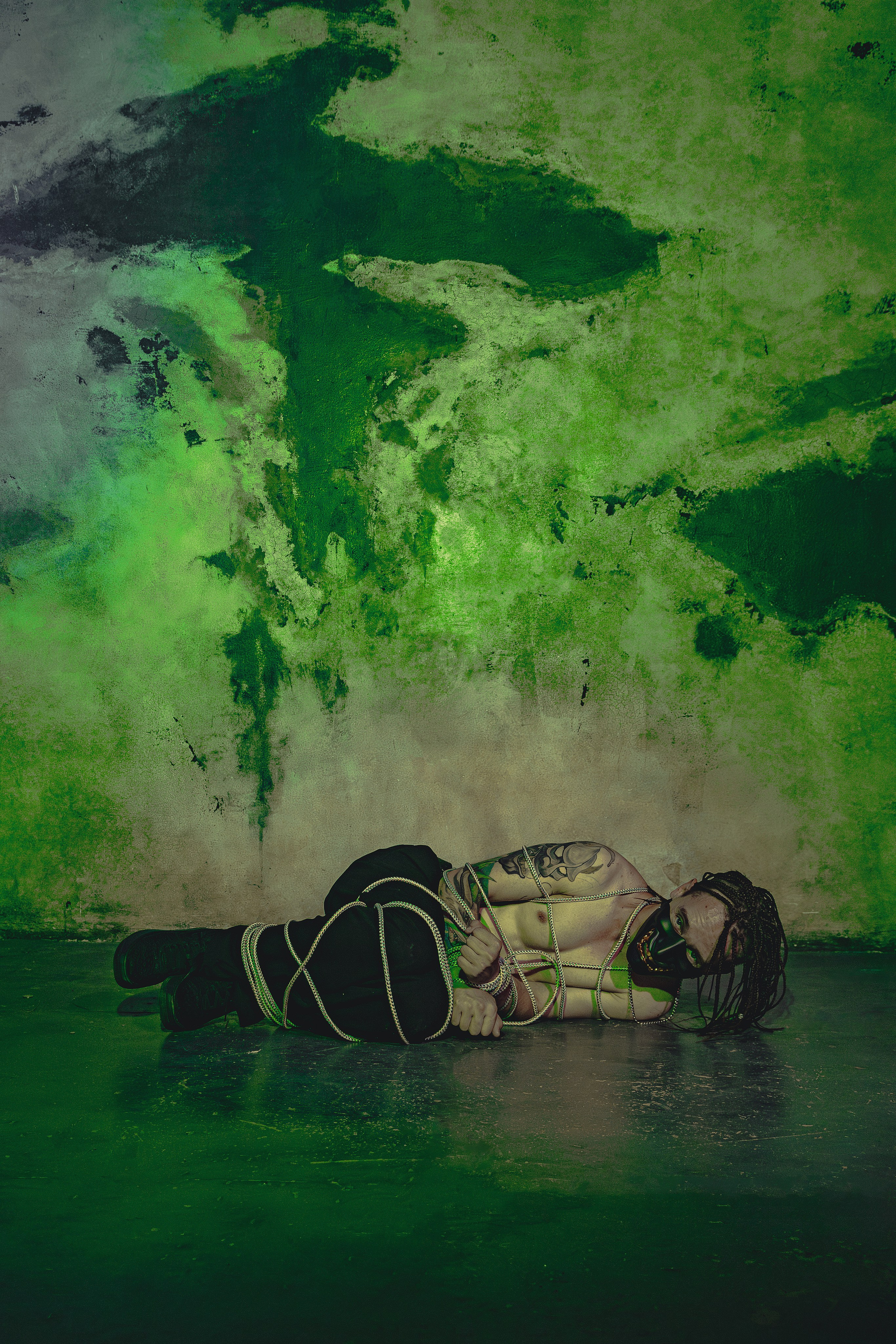 Мужская фотосъёмка в Ростове на Дону. Креативная съёмка с Александром в неоновой студии. Мужской портрет в японском стиле