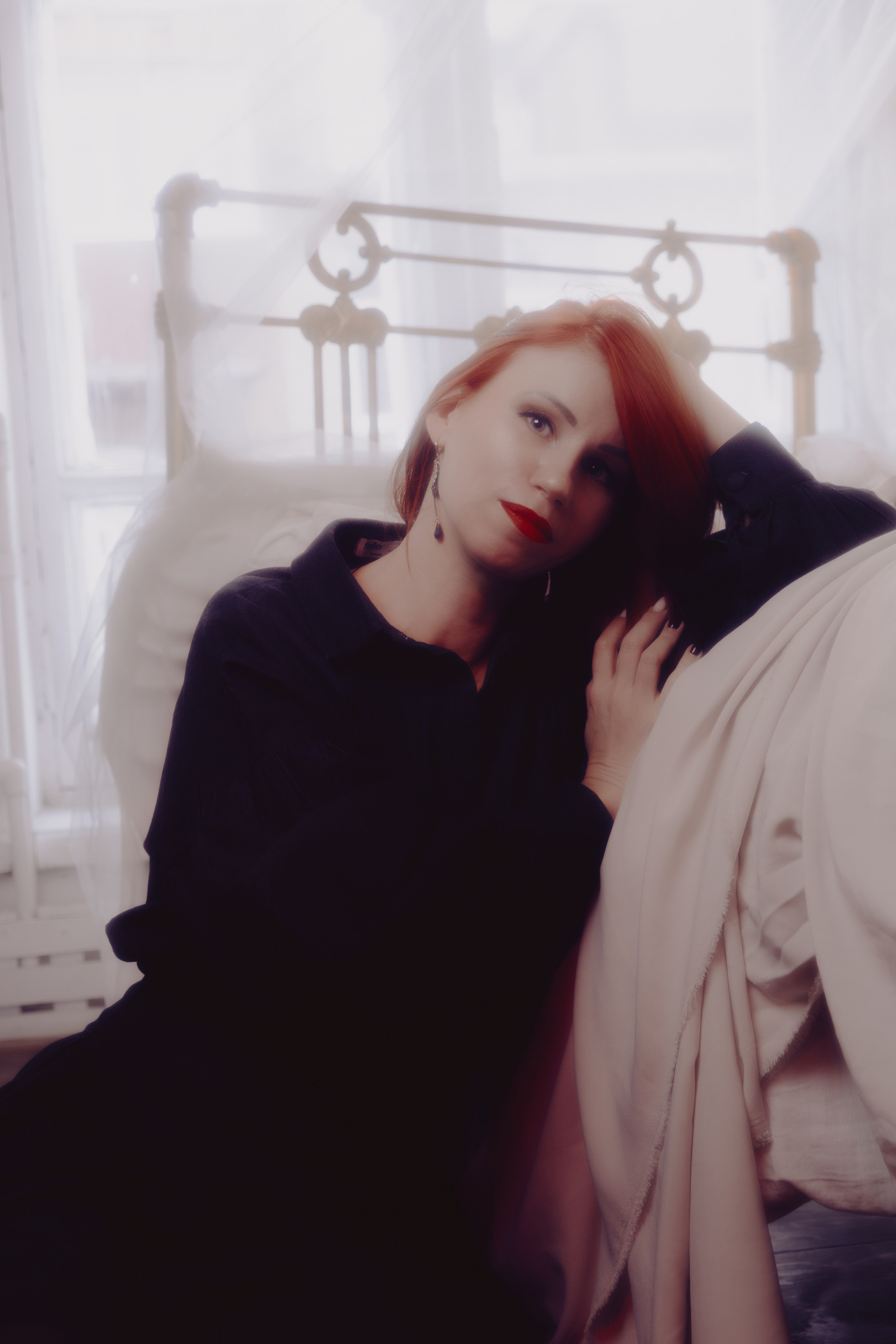 Портрет с акцентом на текстуру одежды таролога. Свет подчёркивает фактуру ткани.