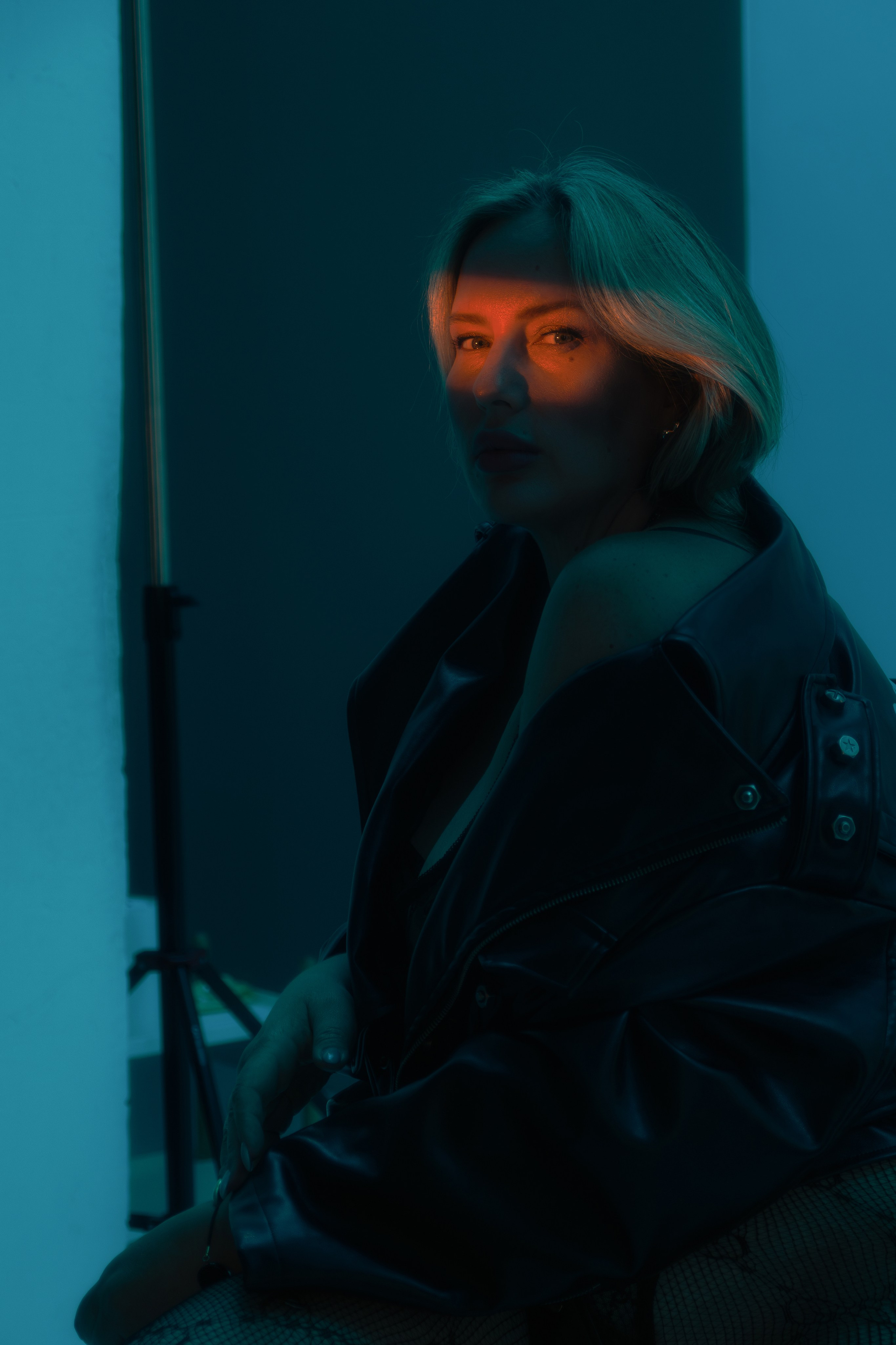 Фэшн портрет модели плюс сайз на студии с искусственным светом 