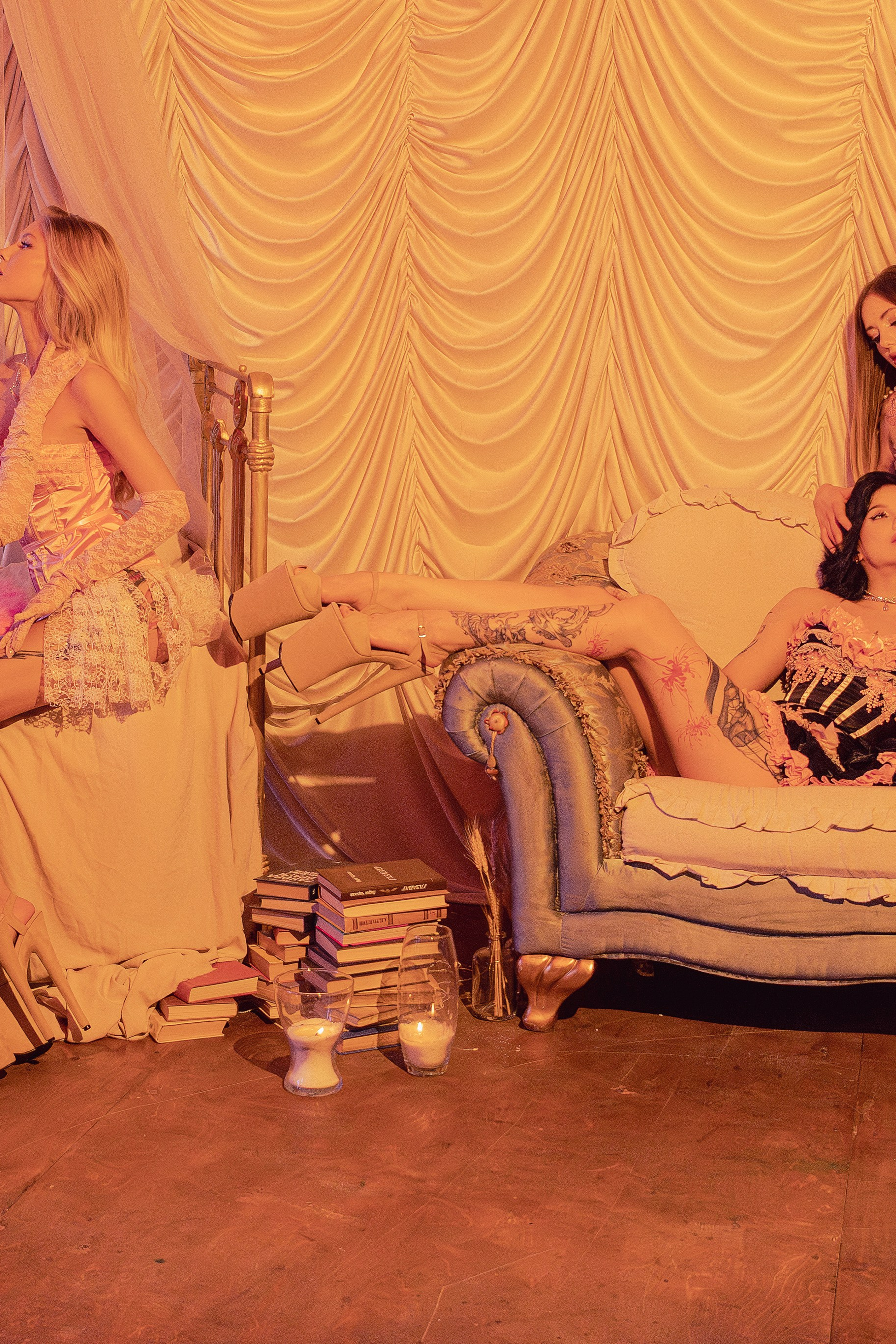 Креативная фотосессия для бара ПарамоновЪ в Ростове-на-Дону. Танцовщицы в винтажных платьях