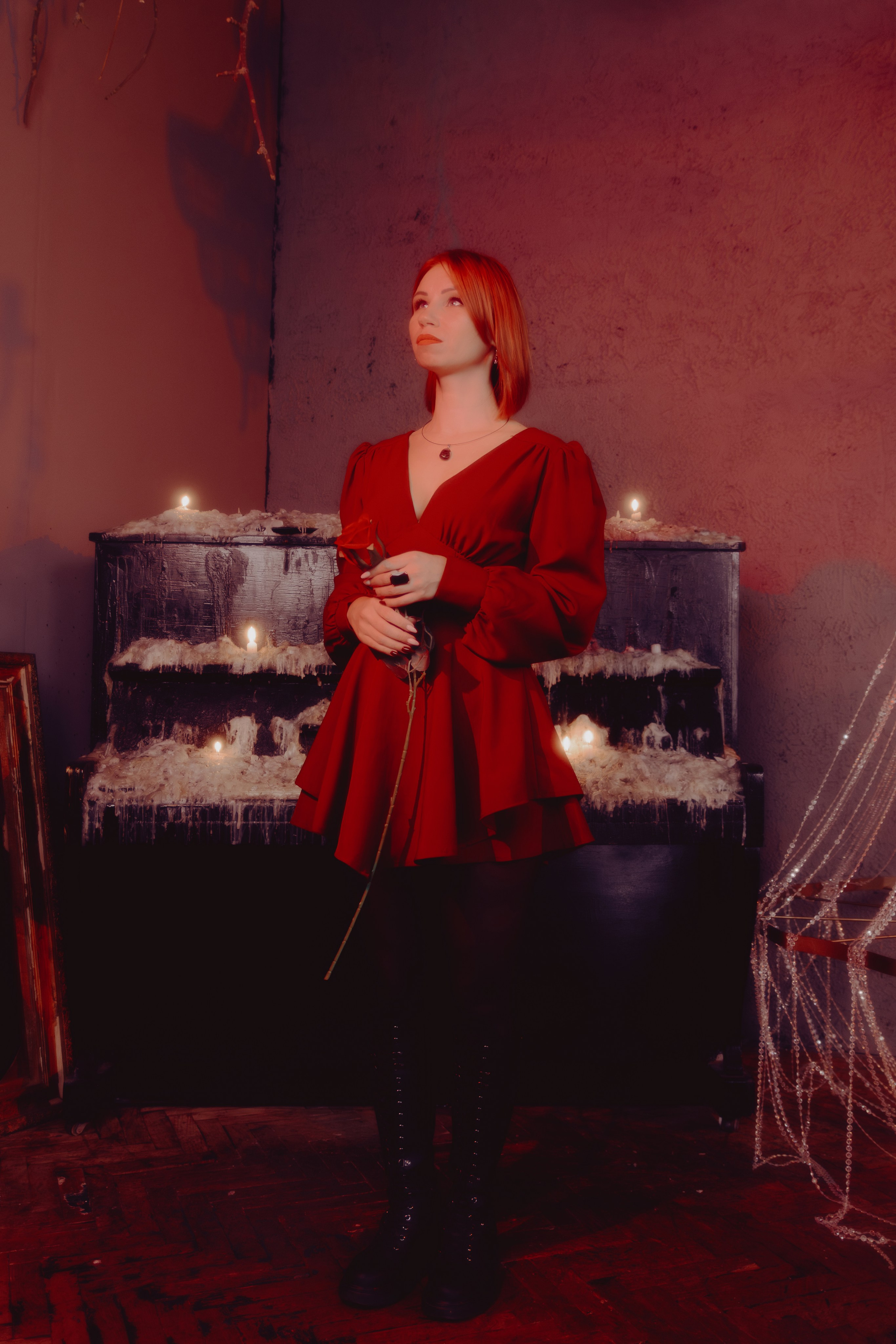 Крупный план губ таролога, слегка приоткрытых. Тонкие нюансы света придают кадру интимность.