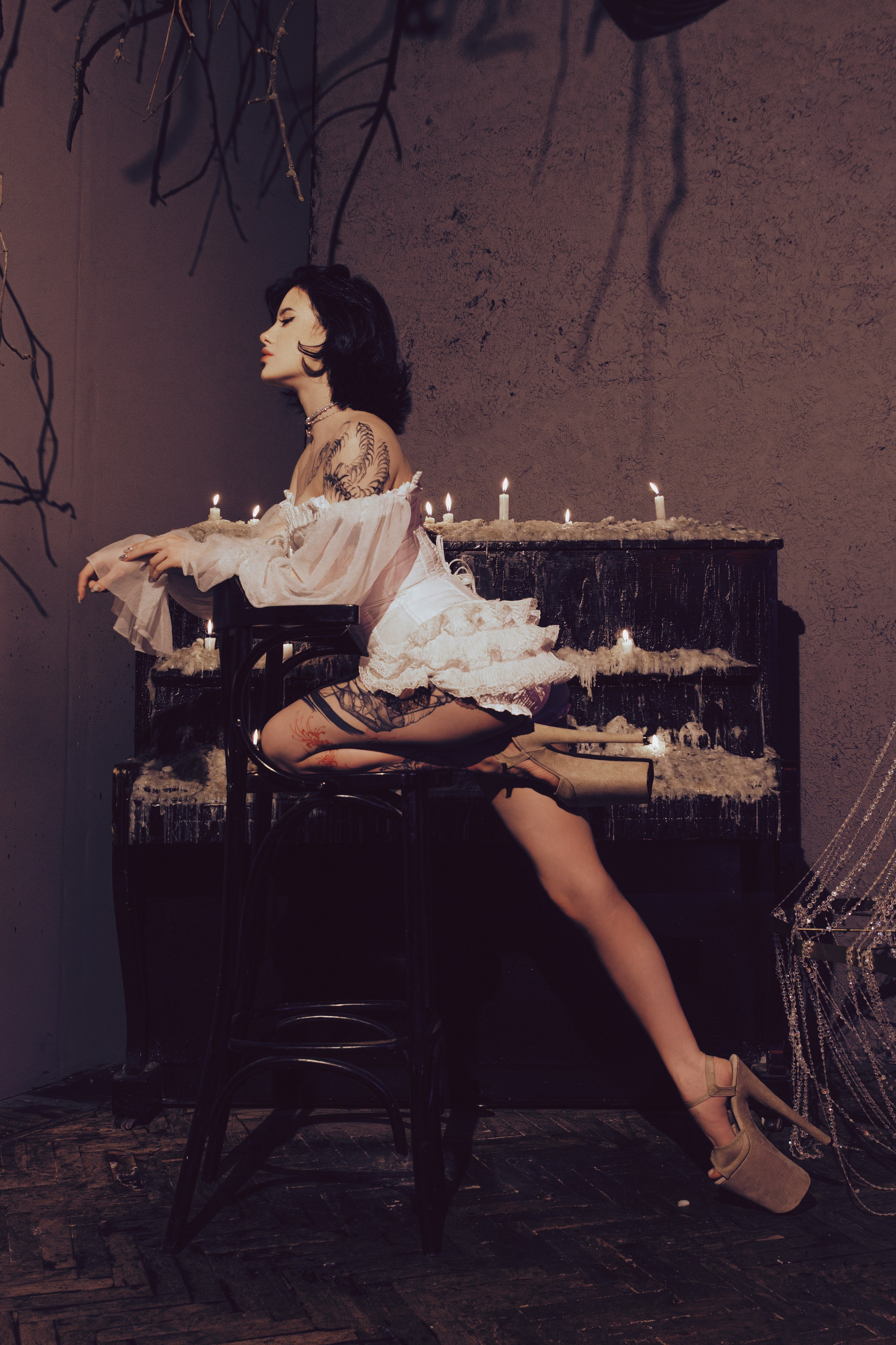 Ню-съёмка в атмосфере старинного бара