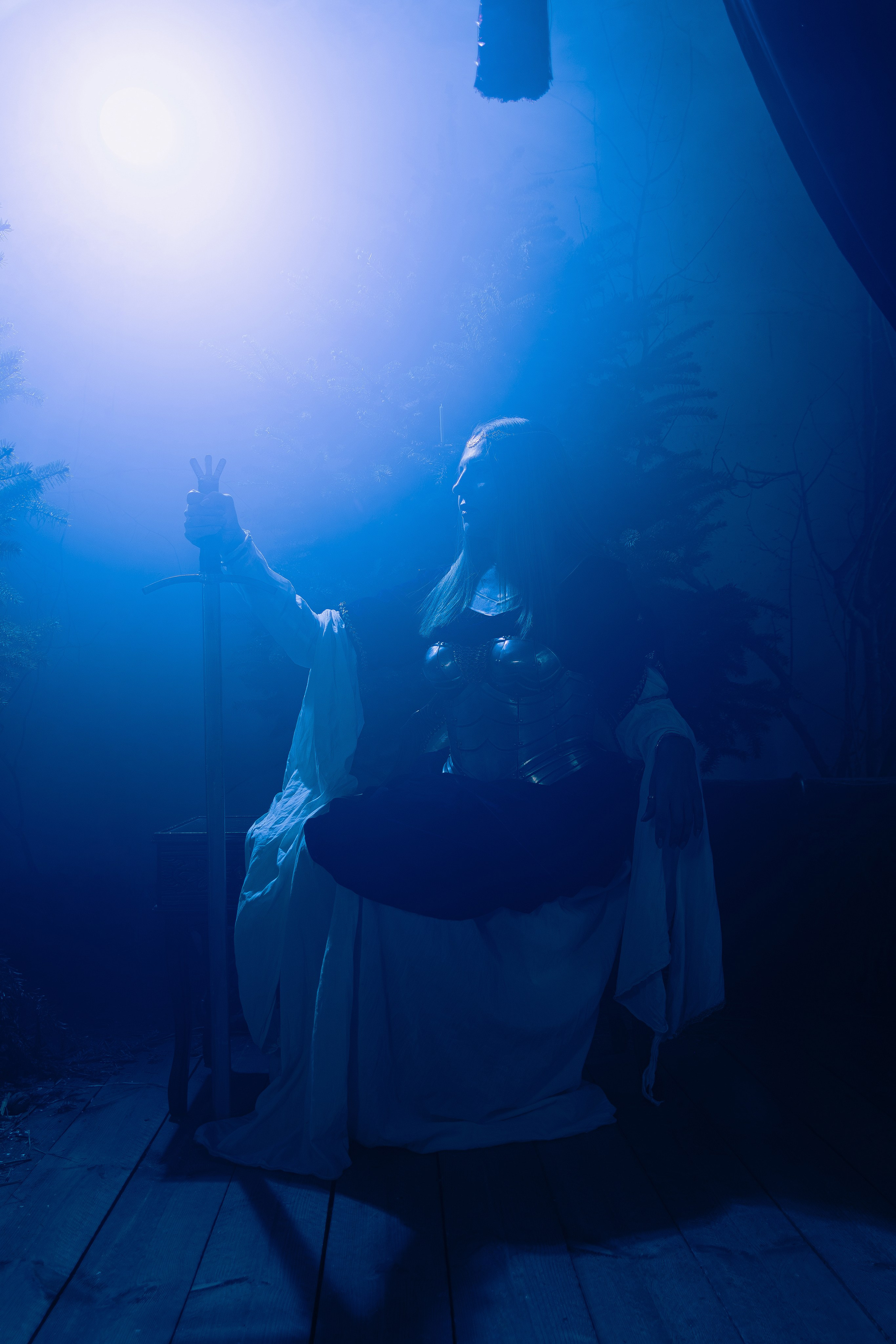 Женская фотосессия в Ростове-на-дону в образе воительницы с доспехами и мечом в поле.