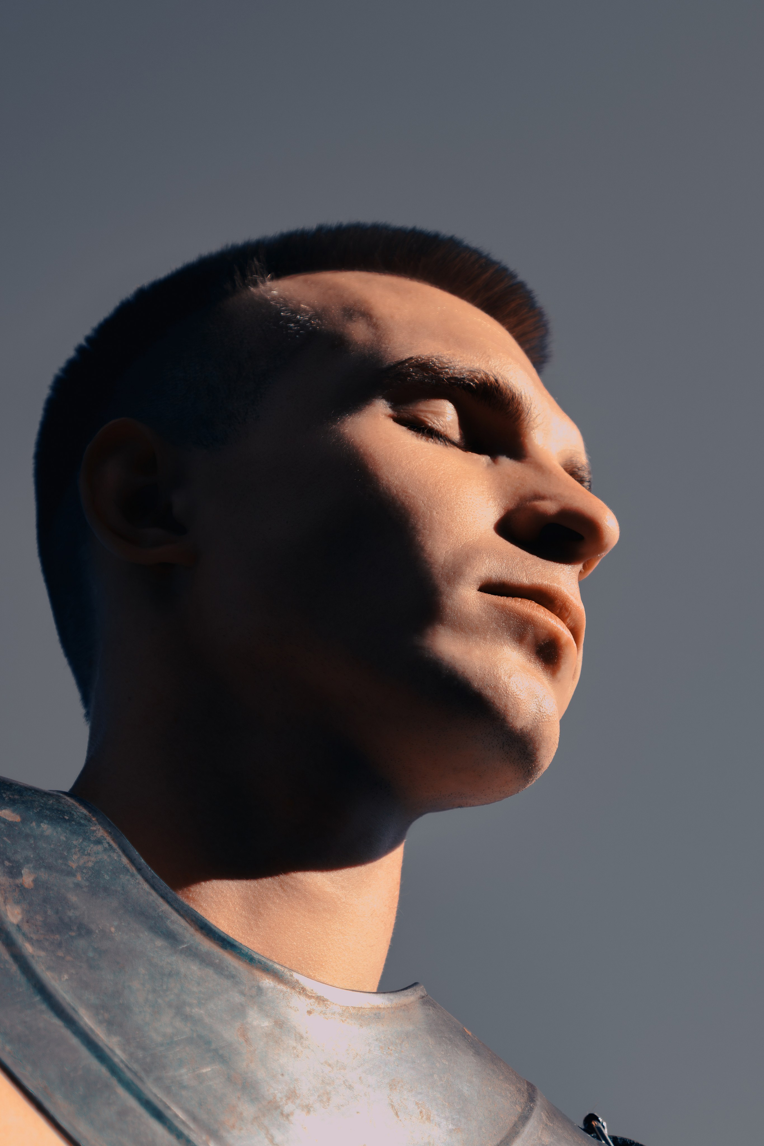 мужской портрет с естественным светом на улице