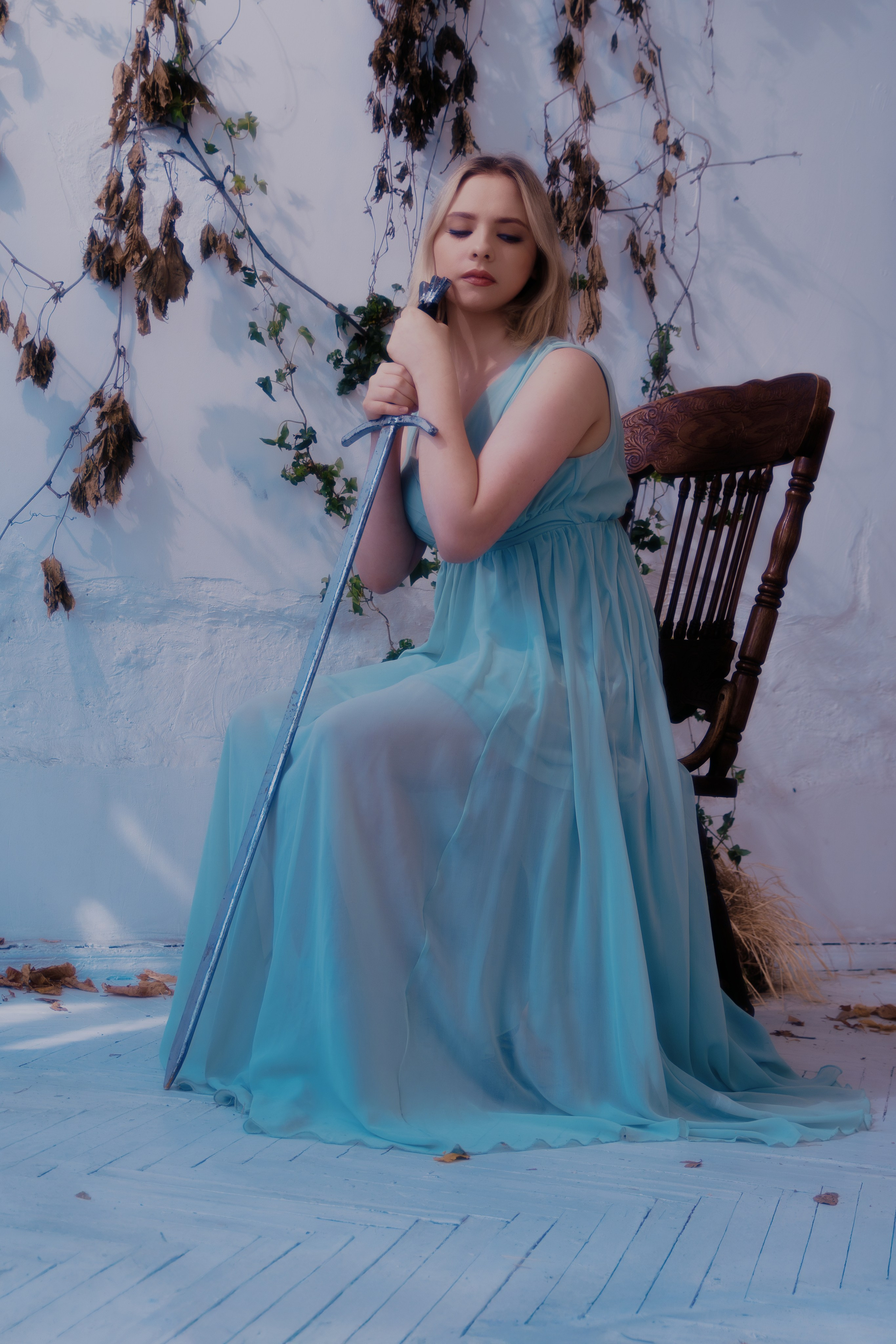 Стильный образ современной амазонки в минималистичных доспехах на студийной фотосессии. Лаконичность композиции подчеркивает красоту