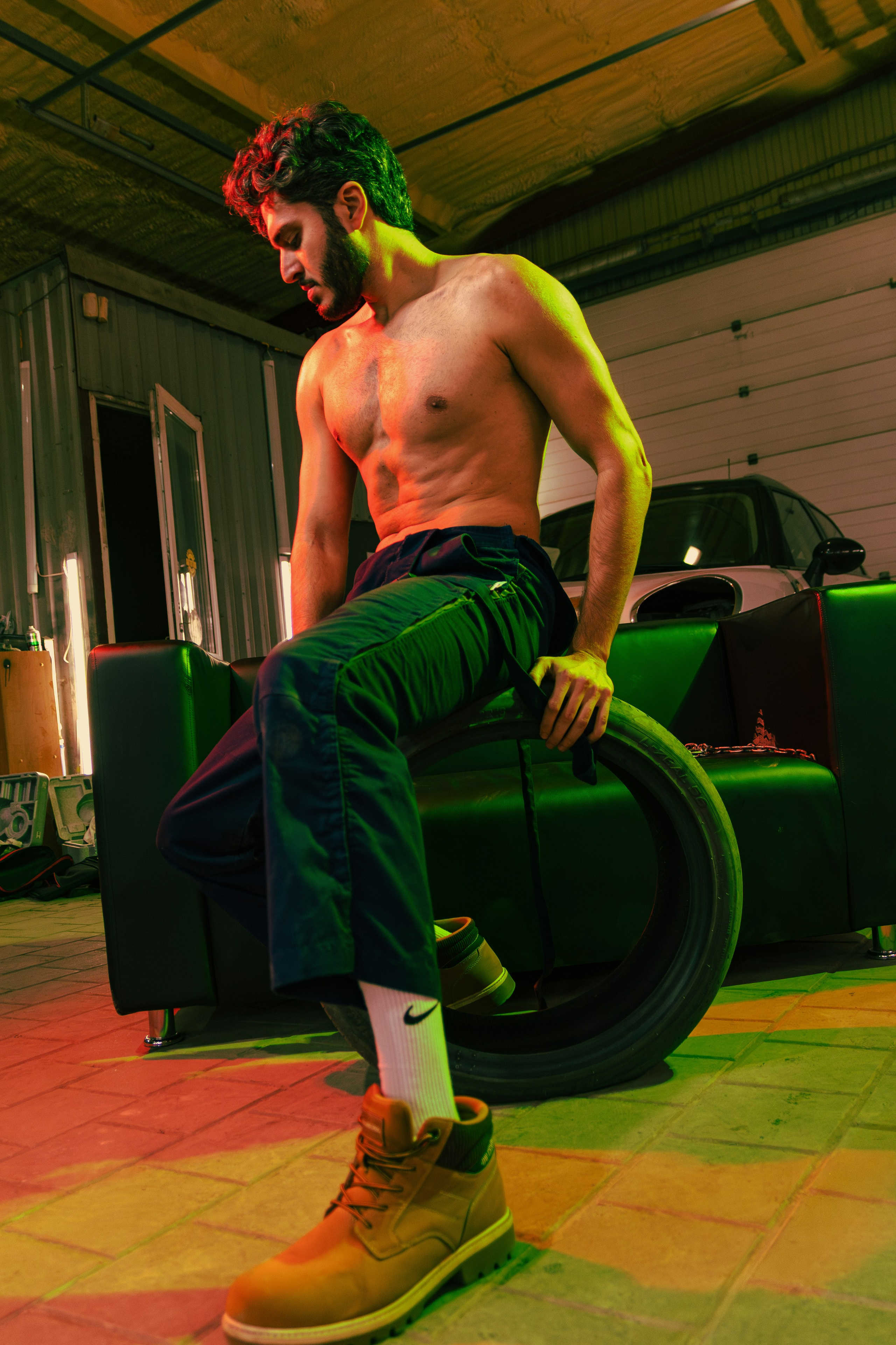 Эксклюзивная съёмка мужского стриптиза в автосервисе Ростова-на-Дону. Группа Sextasy в необычных образах для запоминающихся кадров.