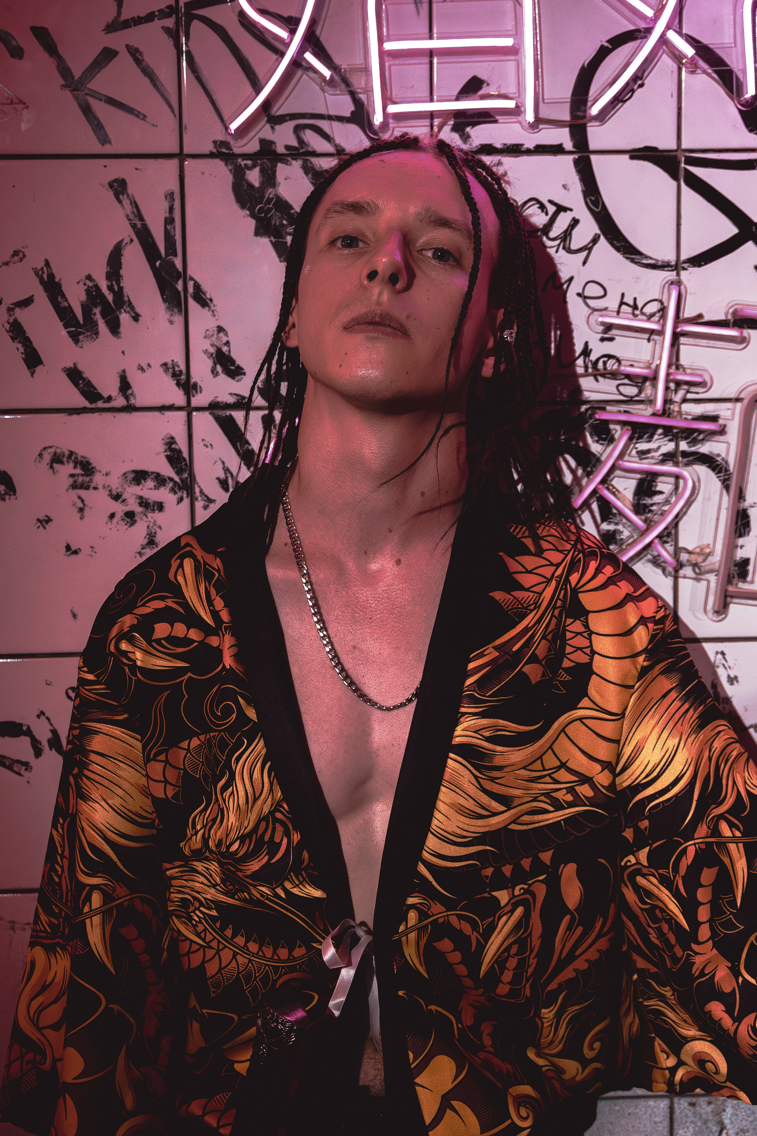 Мужская фотосъёмка в Ростове на Дону. Креативная съёмка с Александром в неоновой студии. Мужской портрет в японском стиле