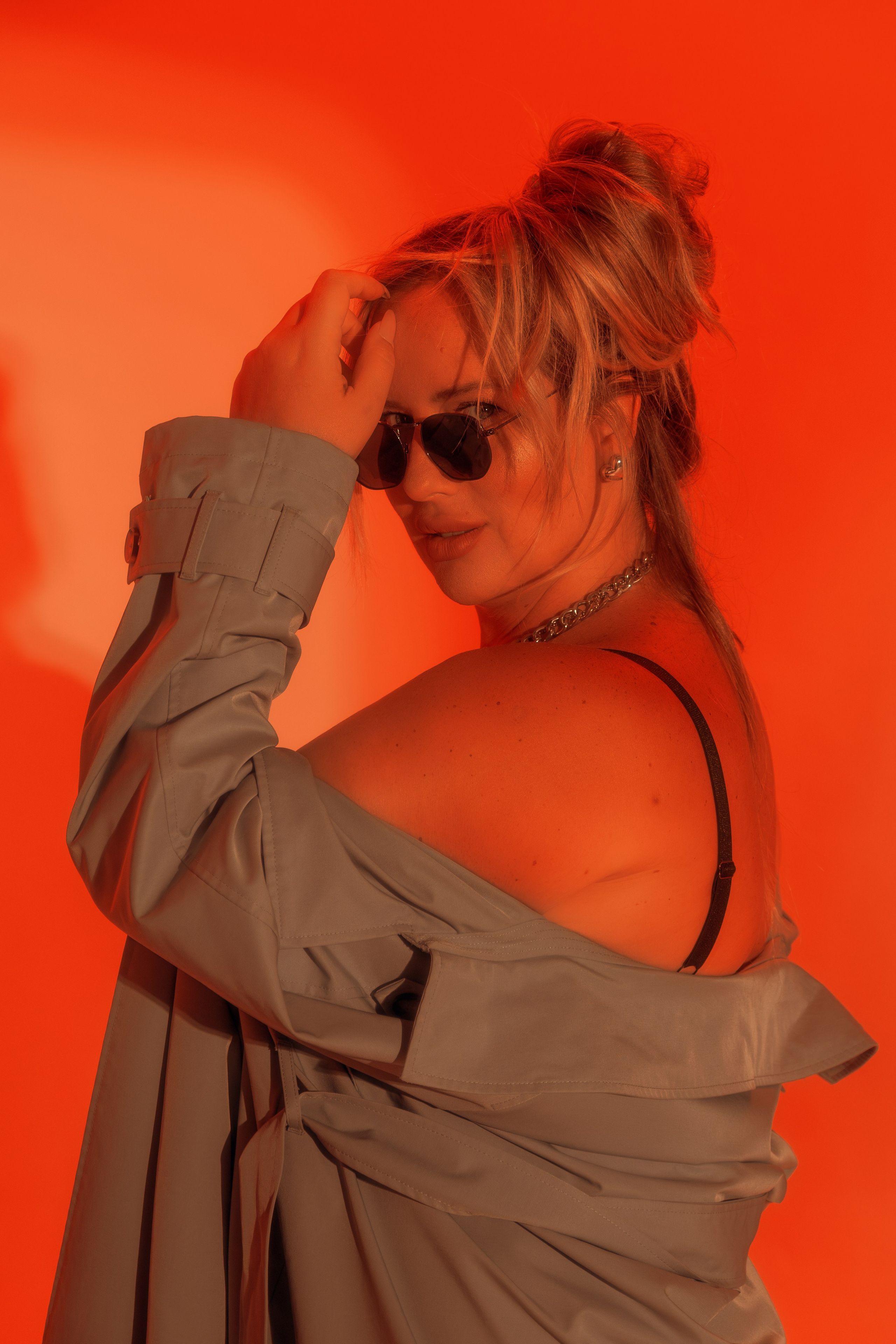 Женский портрет с красным искусственным светом на студии