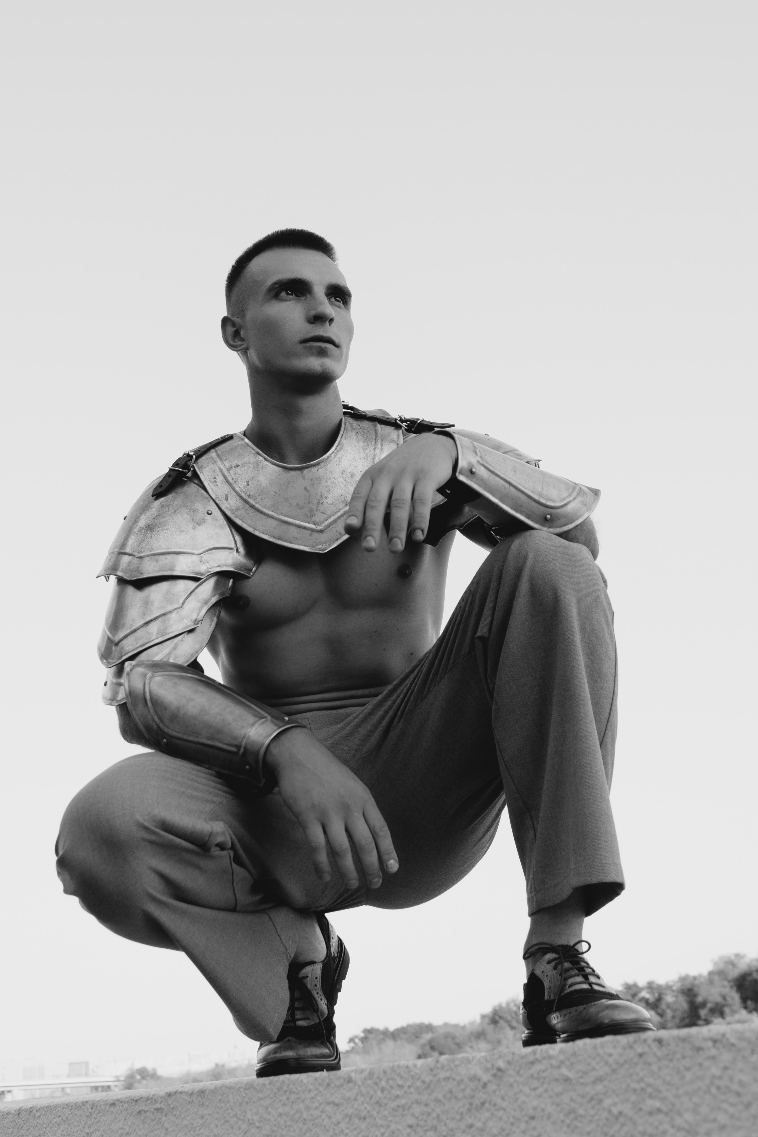 Чёрно белый мужской портрет в рыцарских доспехах