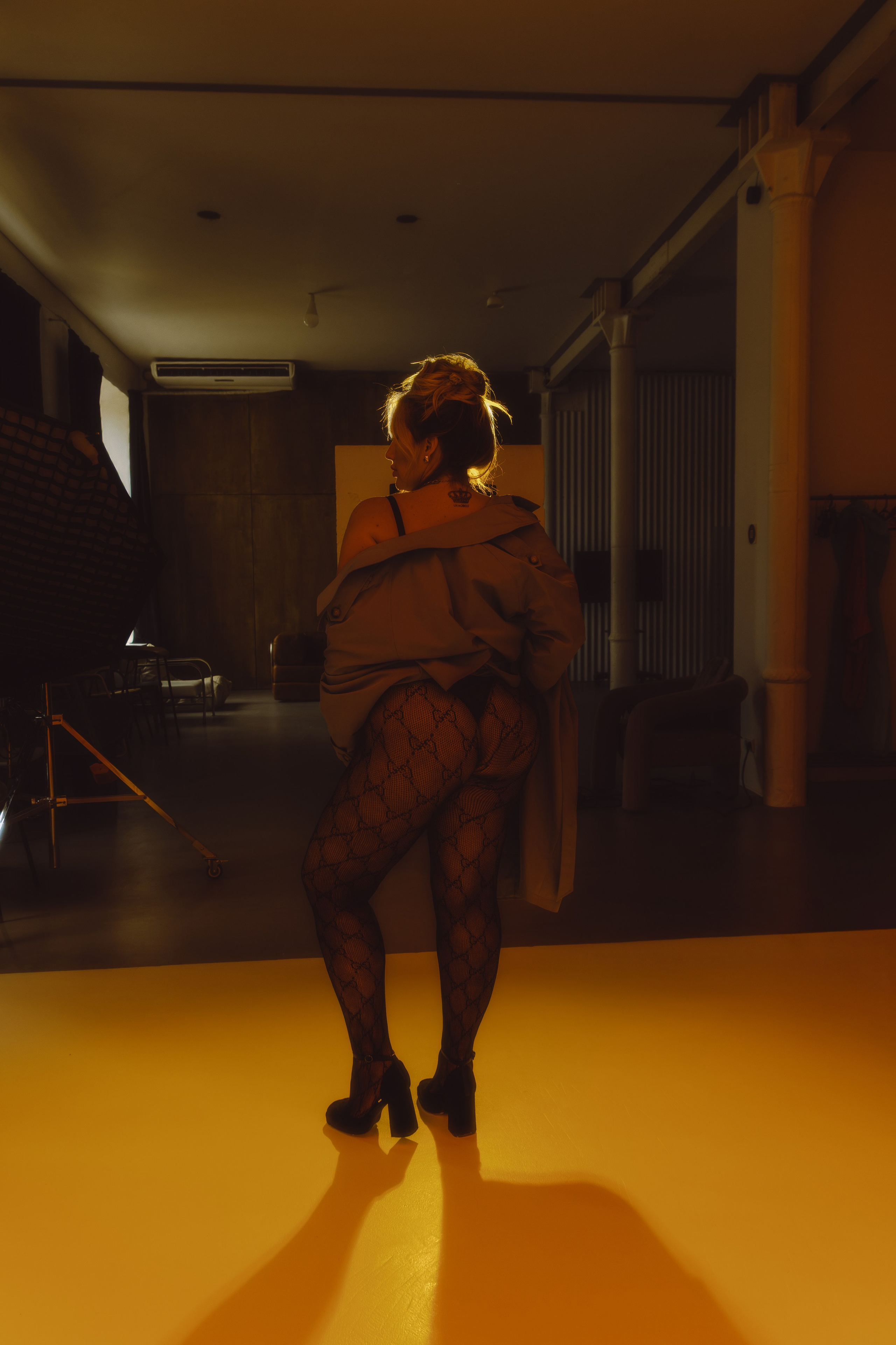 Фэшн фотосессия с моделью плюс сайз в нижнем белье и плаще