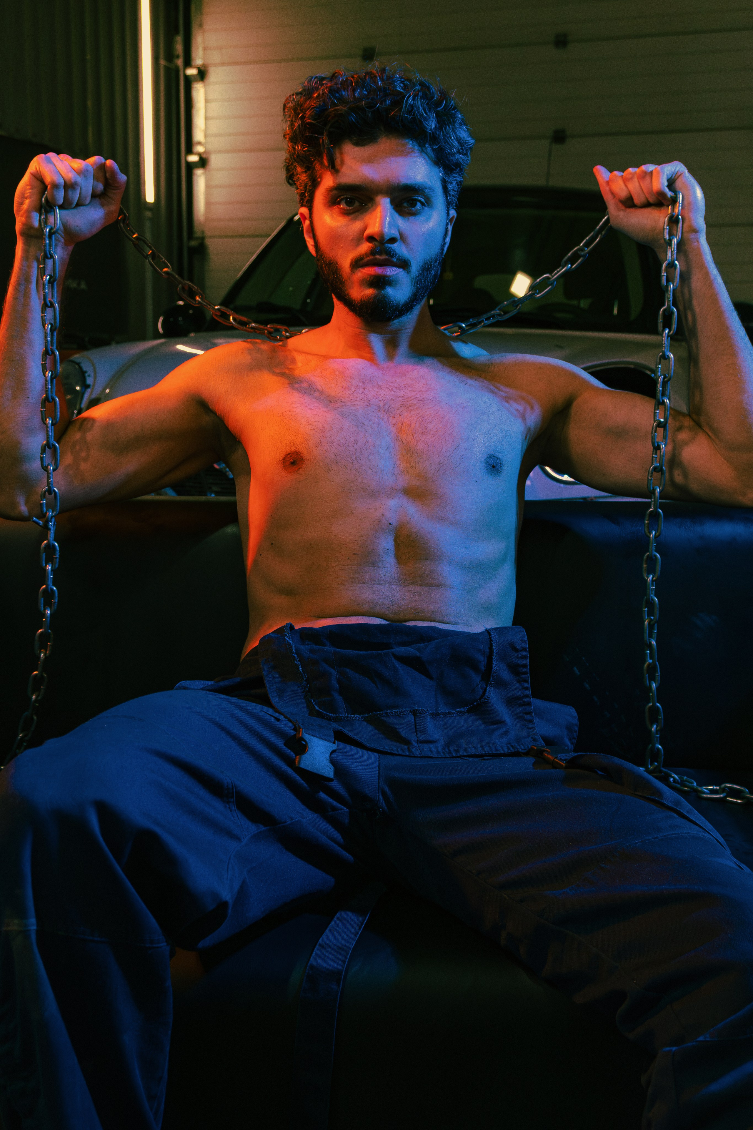 Эффектная фотосессия мужчин в костюмах работников малярки в Ростове-на-Дону. Профессиональная съёмка группы Sextasy в рабочей атмосфере.