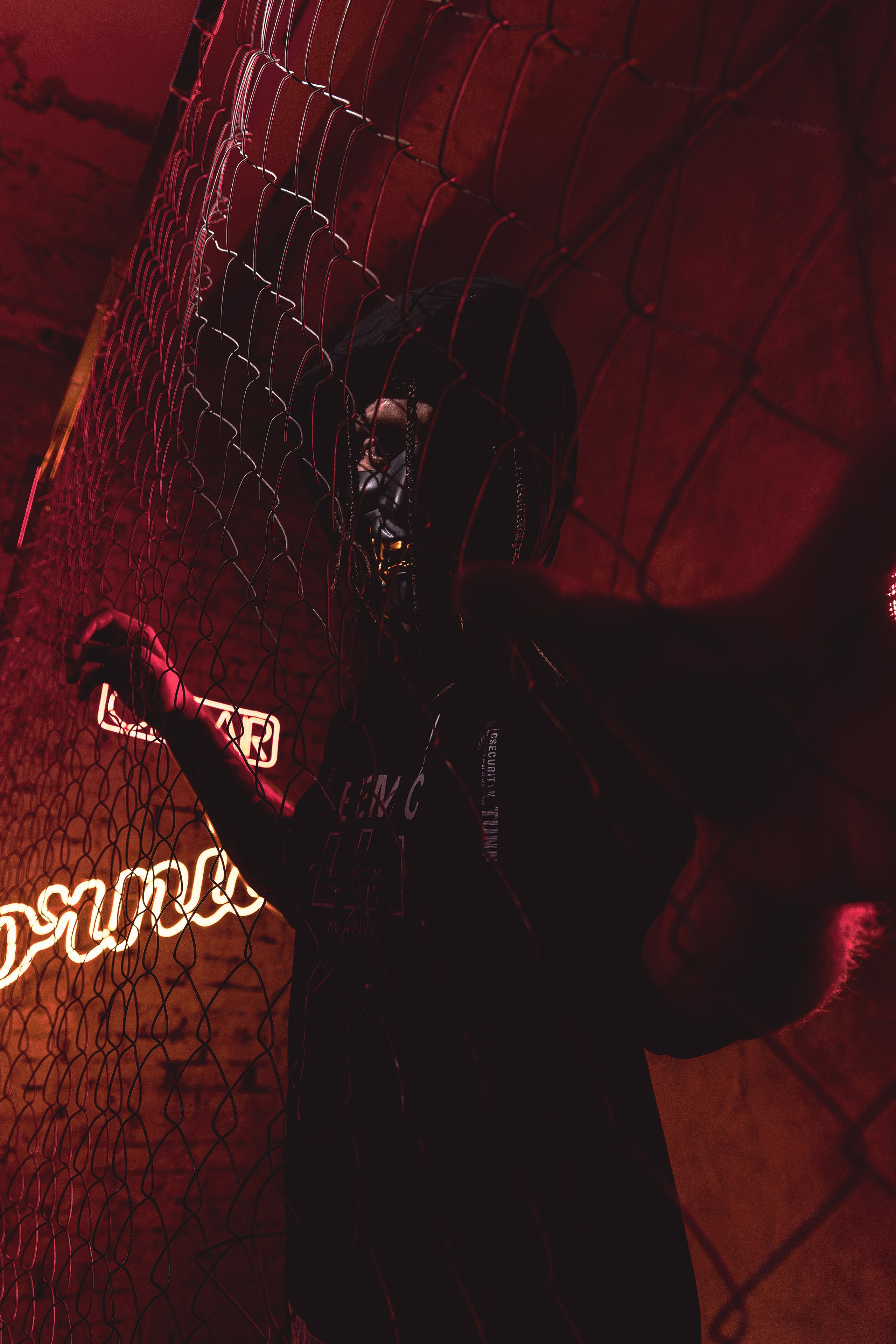 Мужская фотосъёмка в Ростове на Дону. Креативная съёмка с Александром в неоновой студии. Мужской портрет в японском стиле