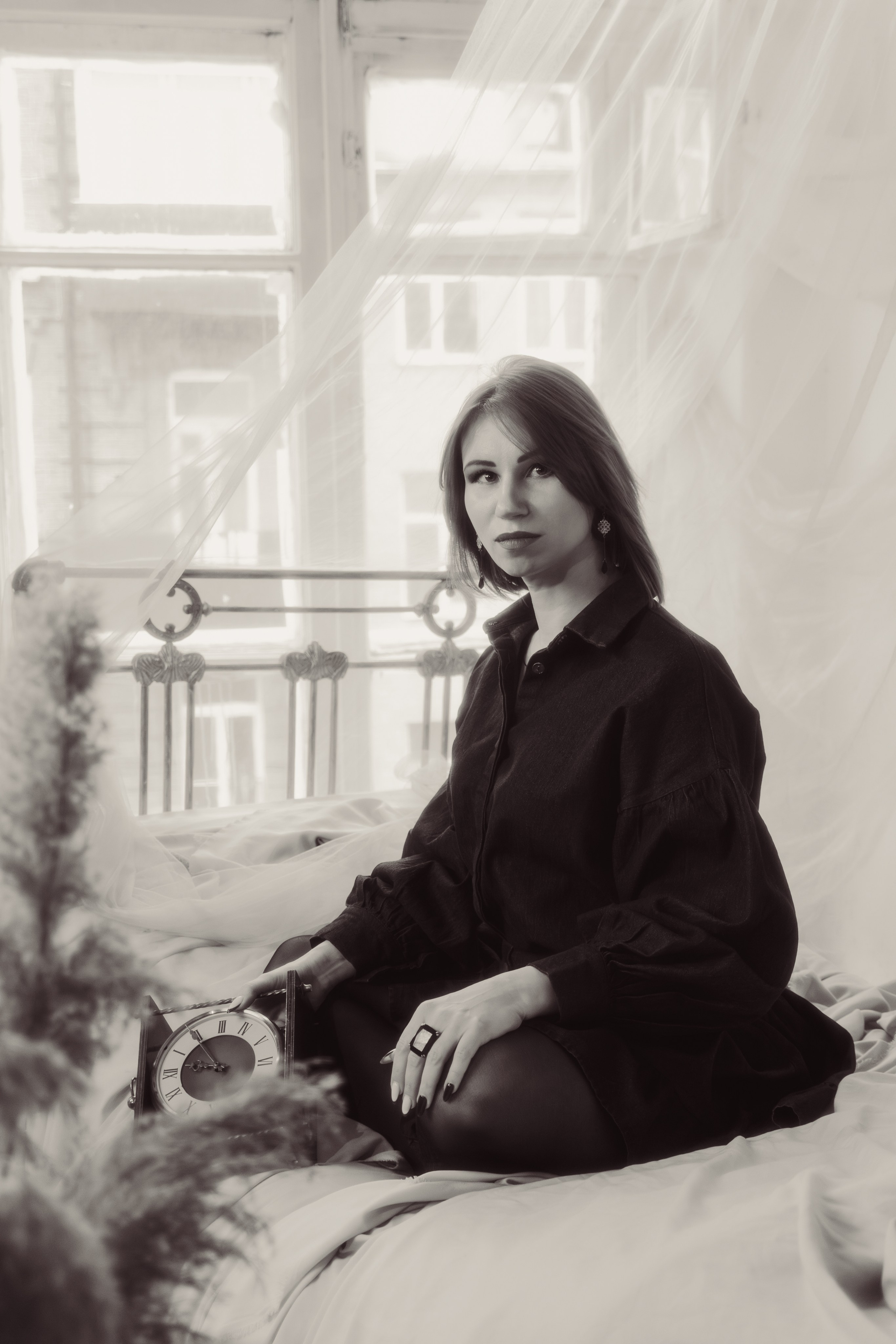 Портрет с размытым фоном: фокус на глазах таролога. Высокая резкость выделяет каждую деталь взгляда.