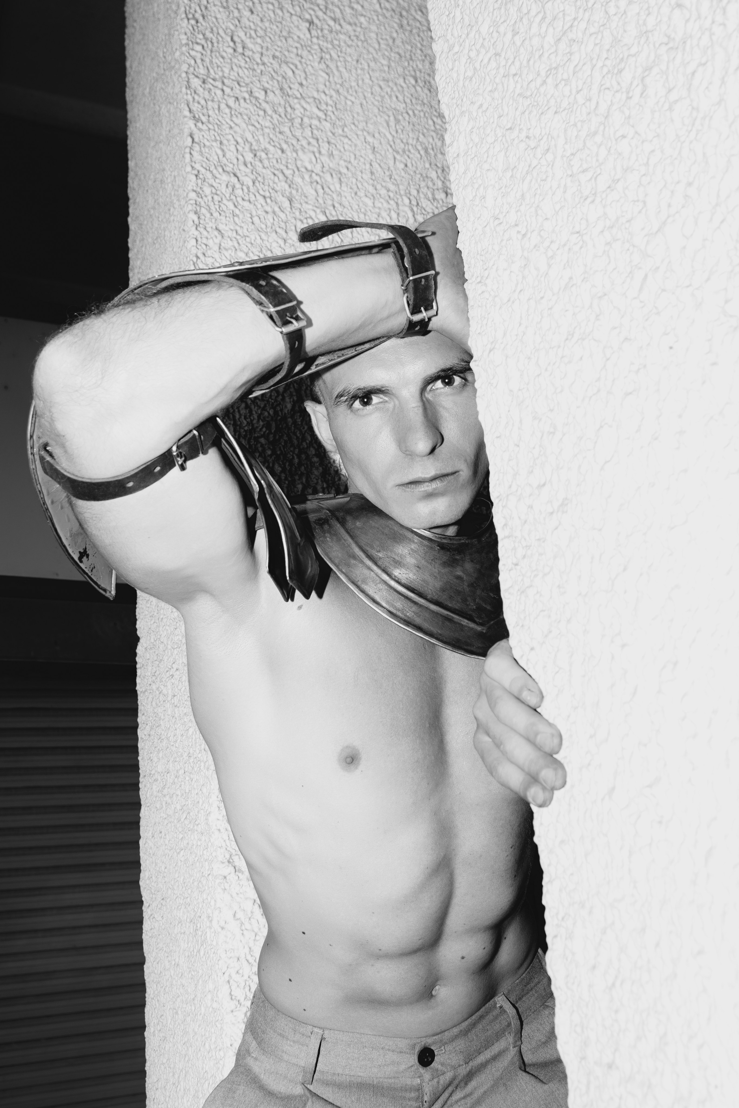 Портрет фитнес тренера в рыцарских доспехах