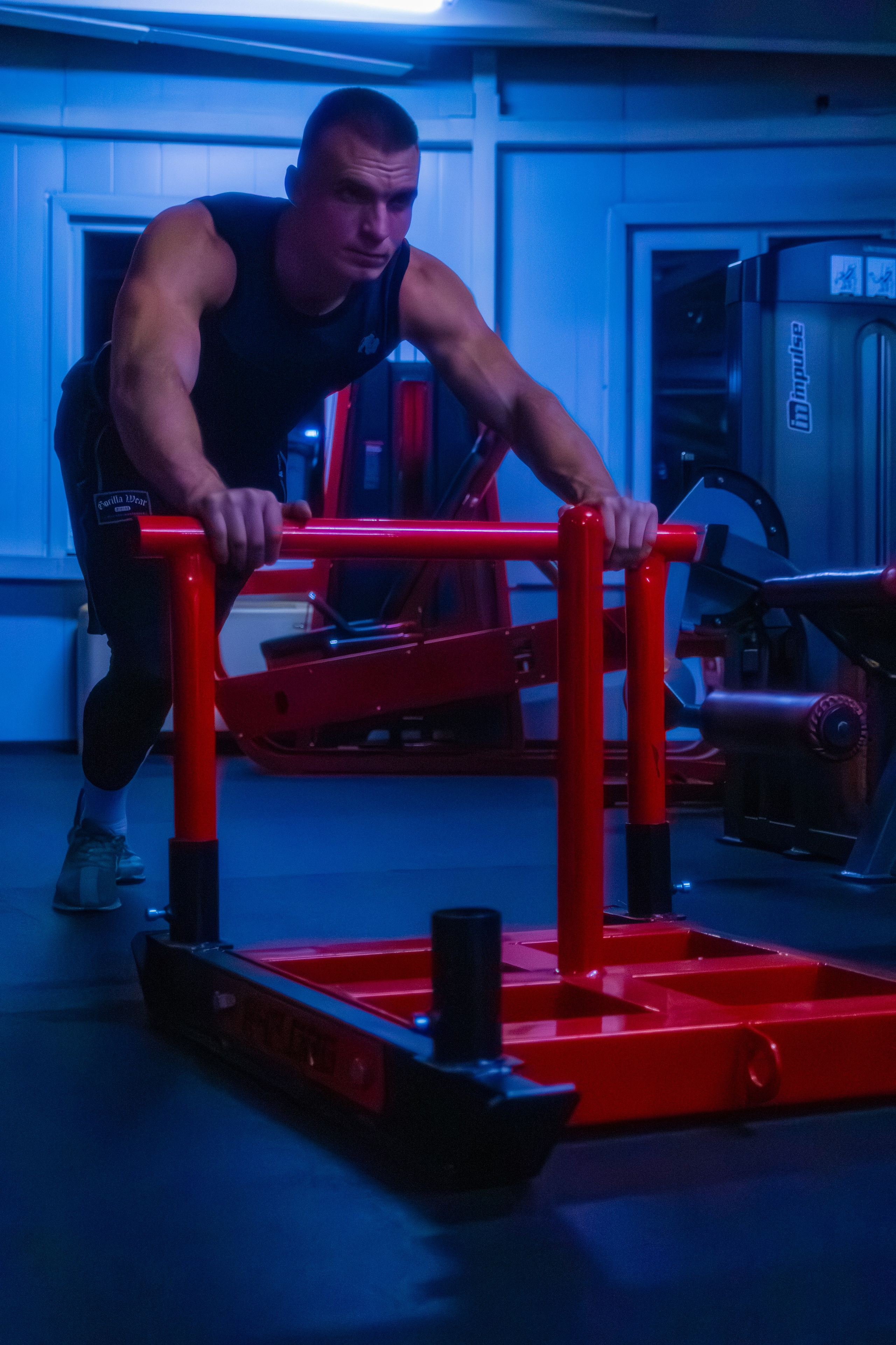 Профессиональная съемка тренера, где неоновые огни передают силу и уверенность.