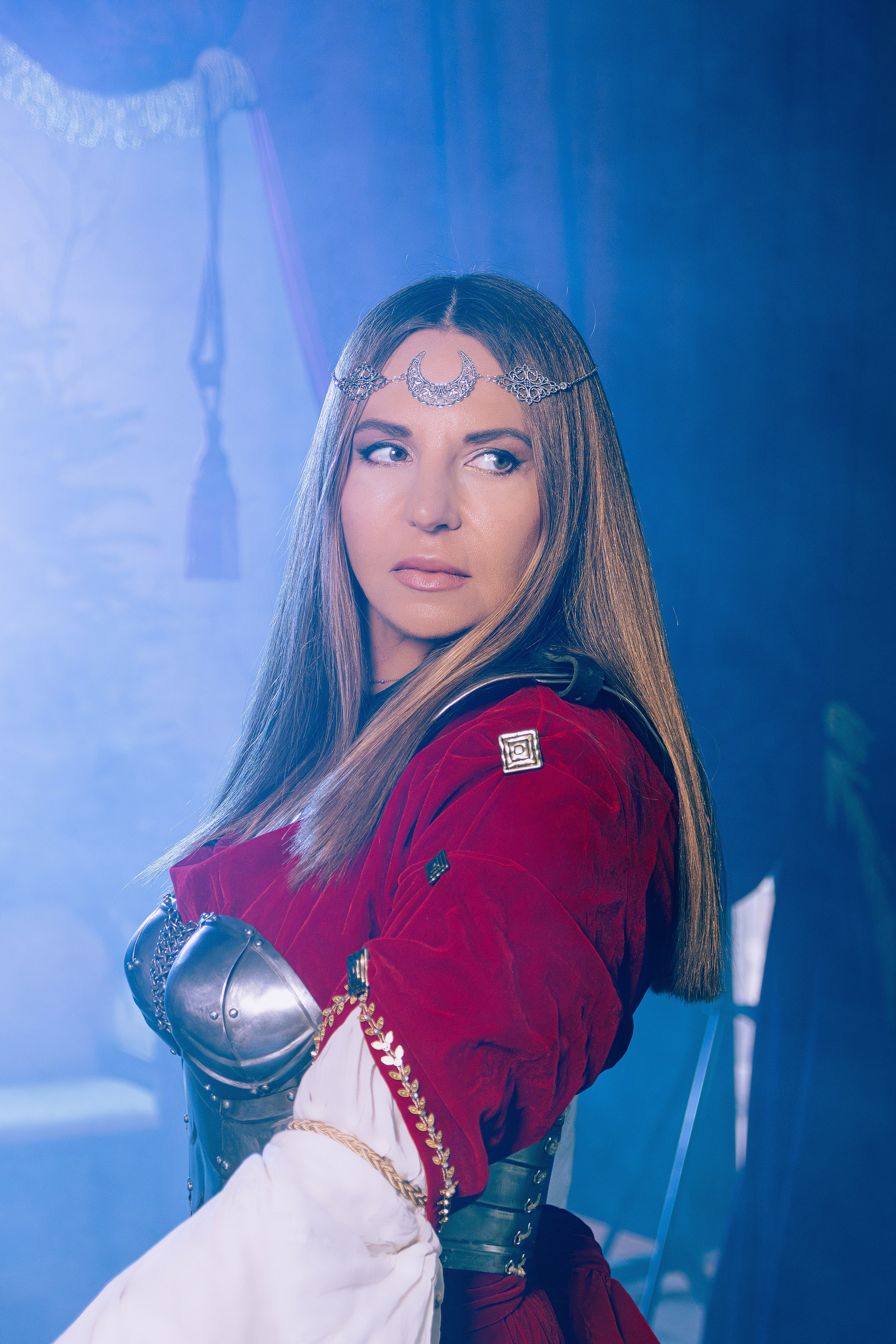 Женская фотосессия в Ростове-на-дону в образе воительницы с доспехами и мечом в поле.