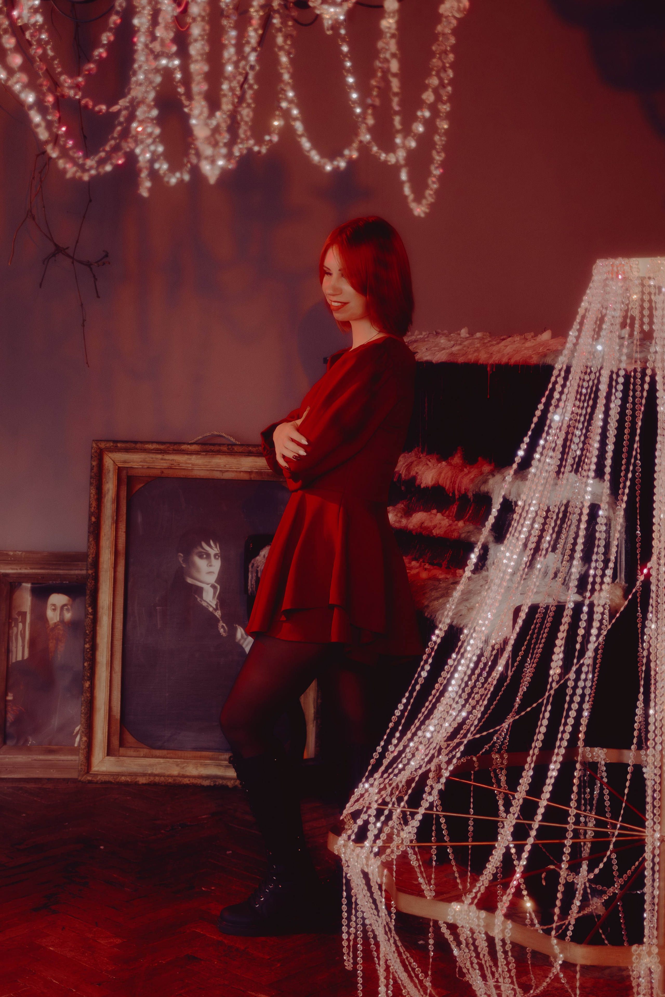 Портрет в анфас: спокойное, уверенное выражение лица. Равномерное освещение подчёркивает симметрию черт.