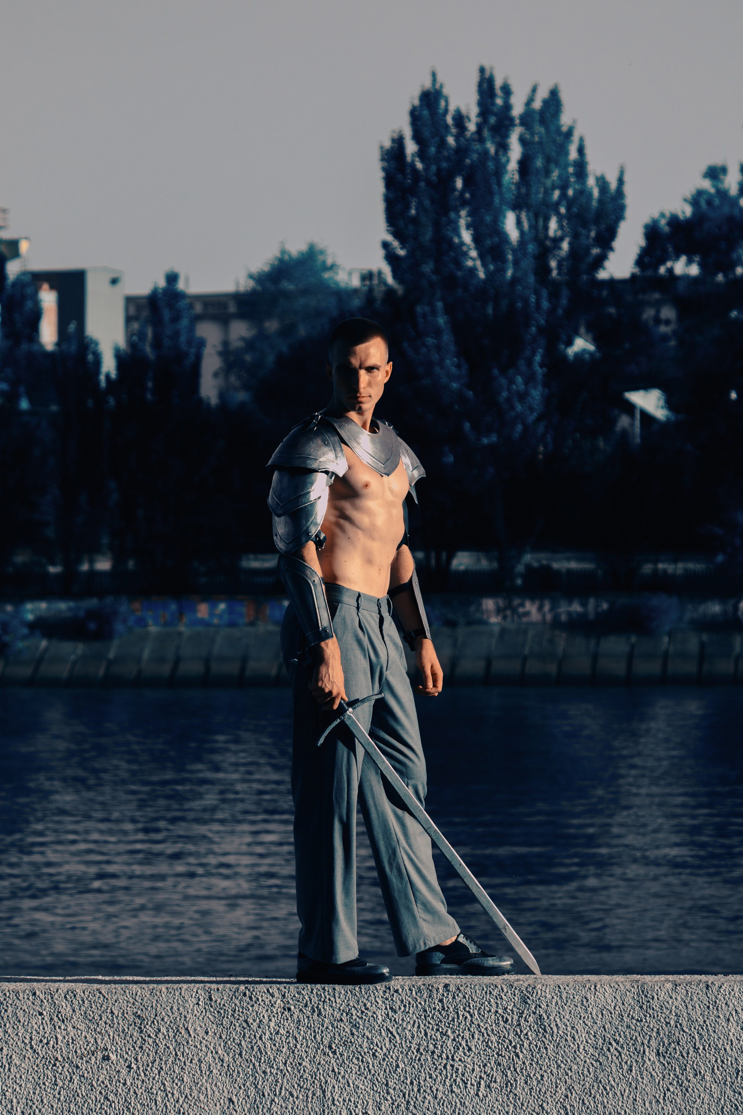 Мужской портрет в рыцарских доспехах на Набережной Ростова-на-Дону