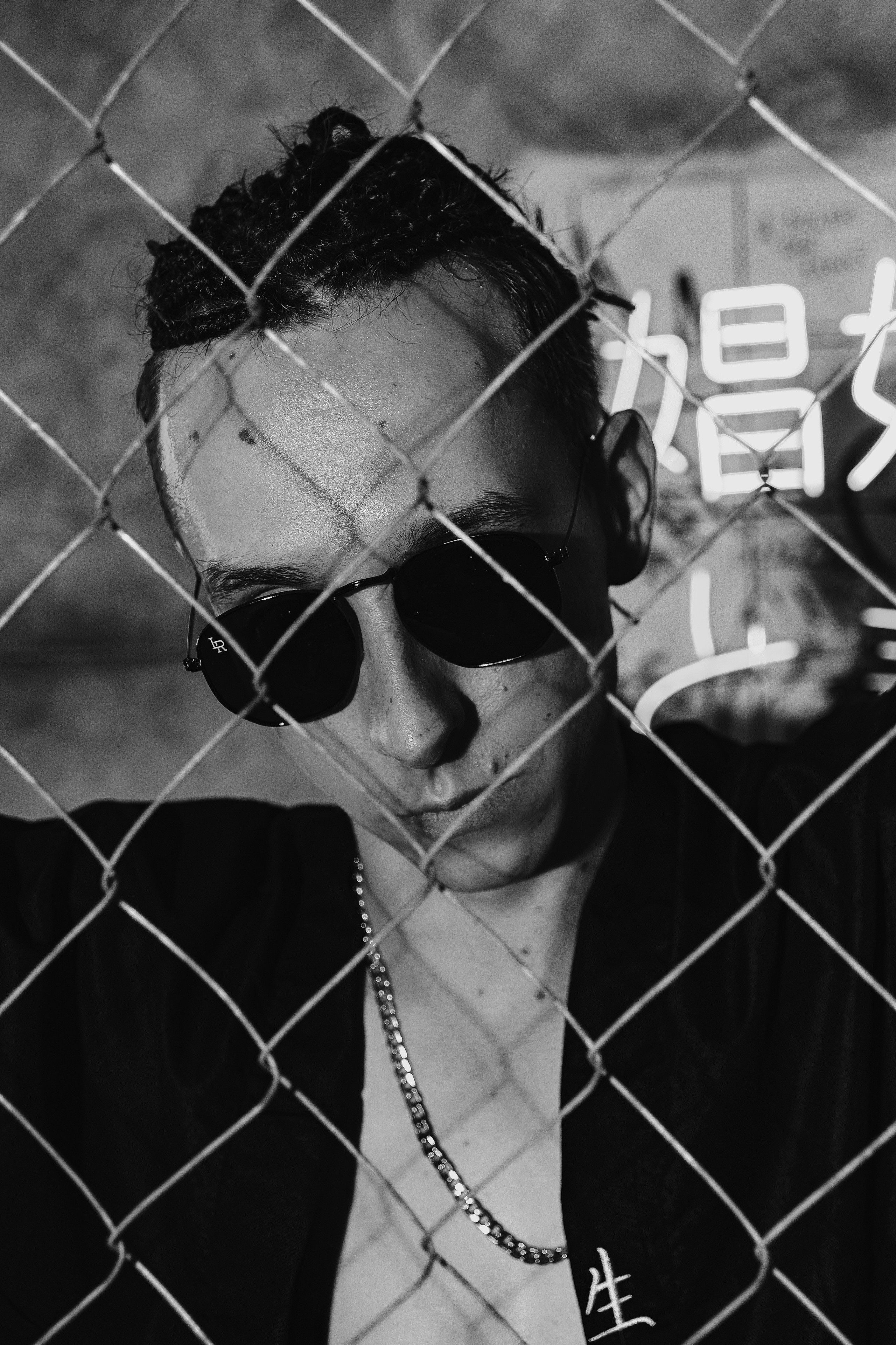 Мужская фотосъёмка в Ростове на Дону. Креативная съёмка с Александром в неоновой студии. Мужской портрет в японском стиле