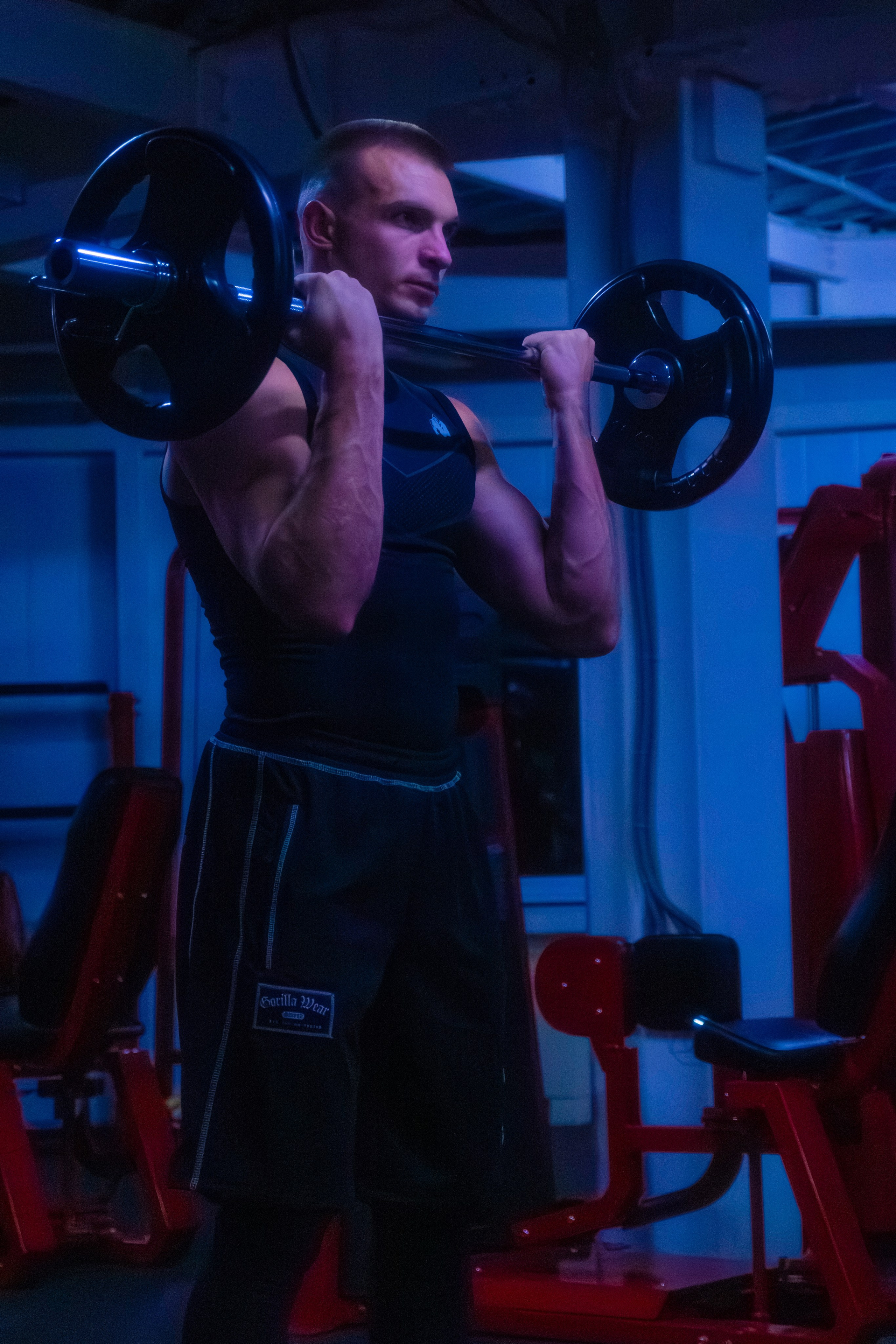 Эффектная фотография атлета с идеальным рельефом в стильном освещении.