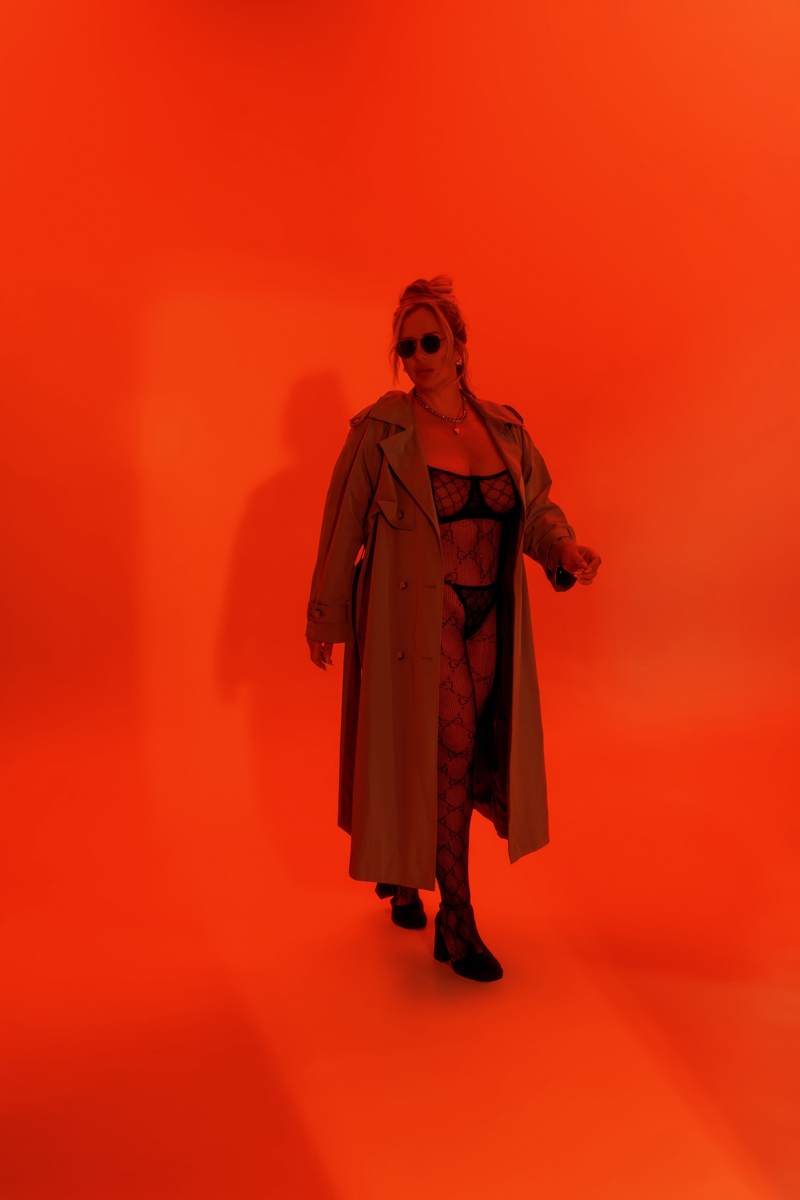 Фэшн фотосессия с красным светом на студии в Ростове-на-дону