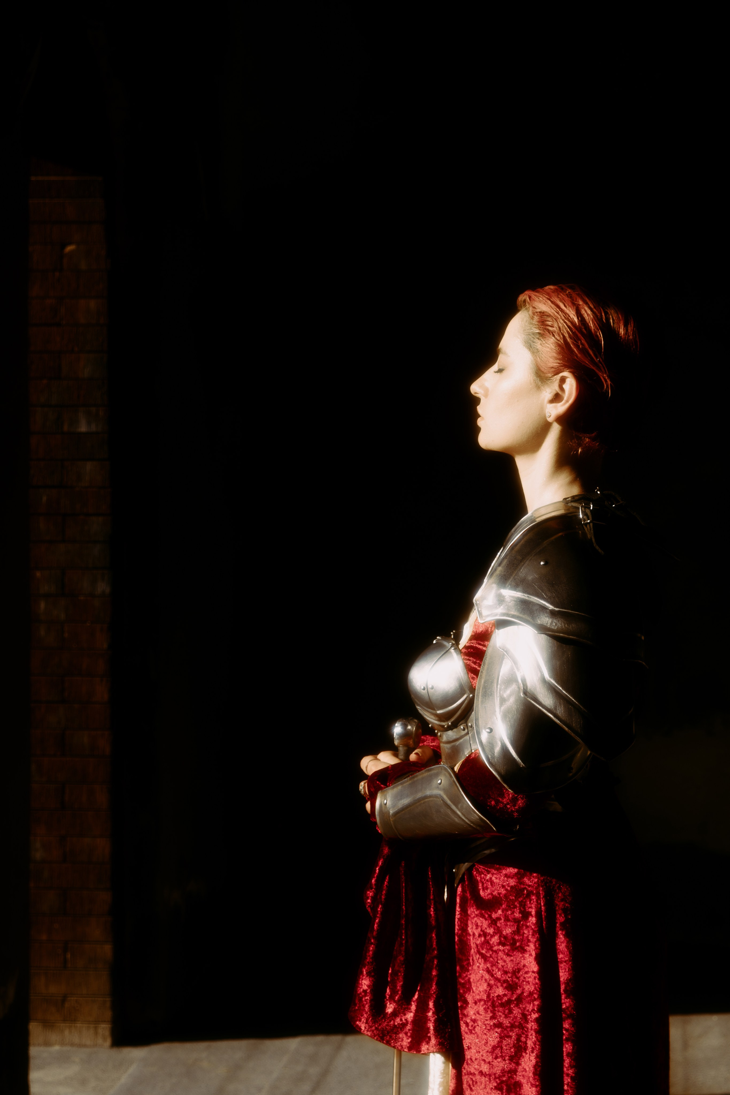 портрет теней девушки в рыцарском замке