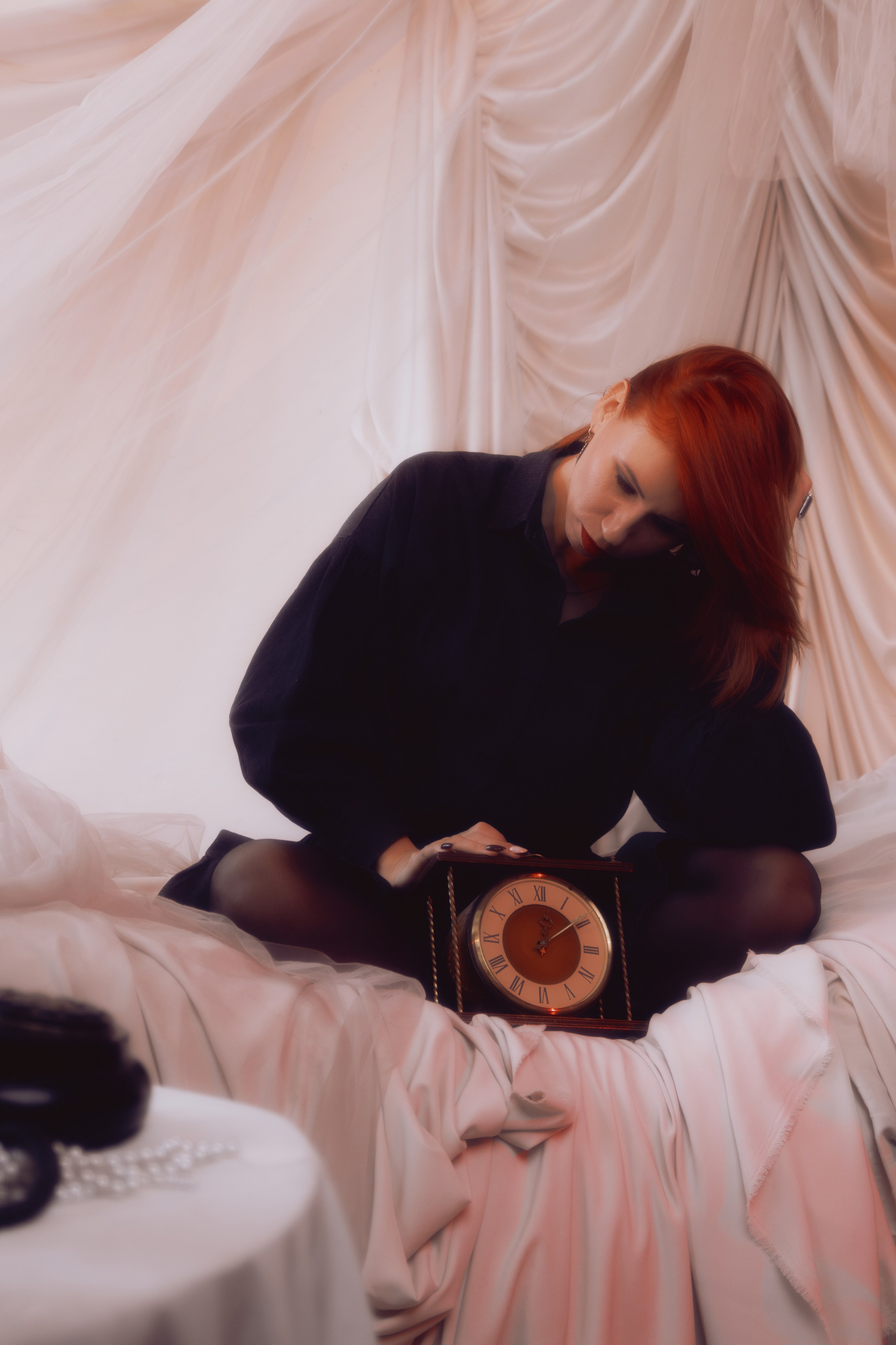 Крупный план скул и подбородка таролога. Чёткие линии подчёркивают скульптурность лица.