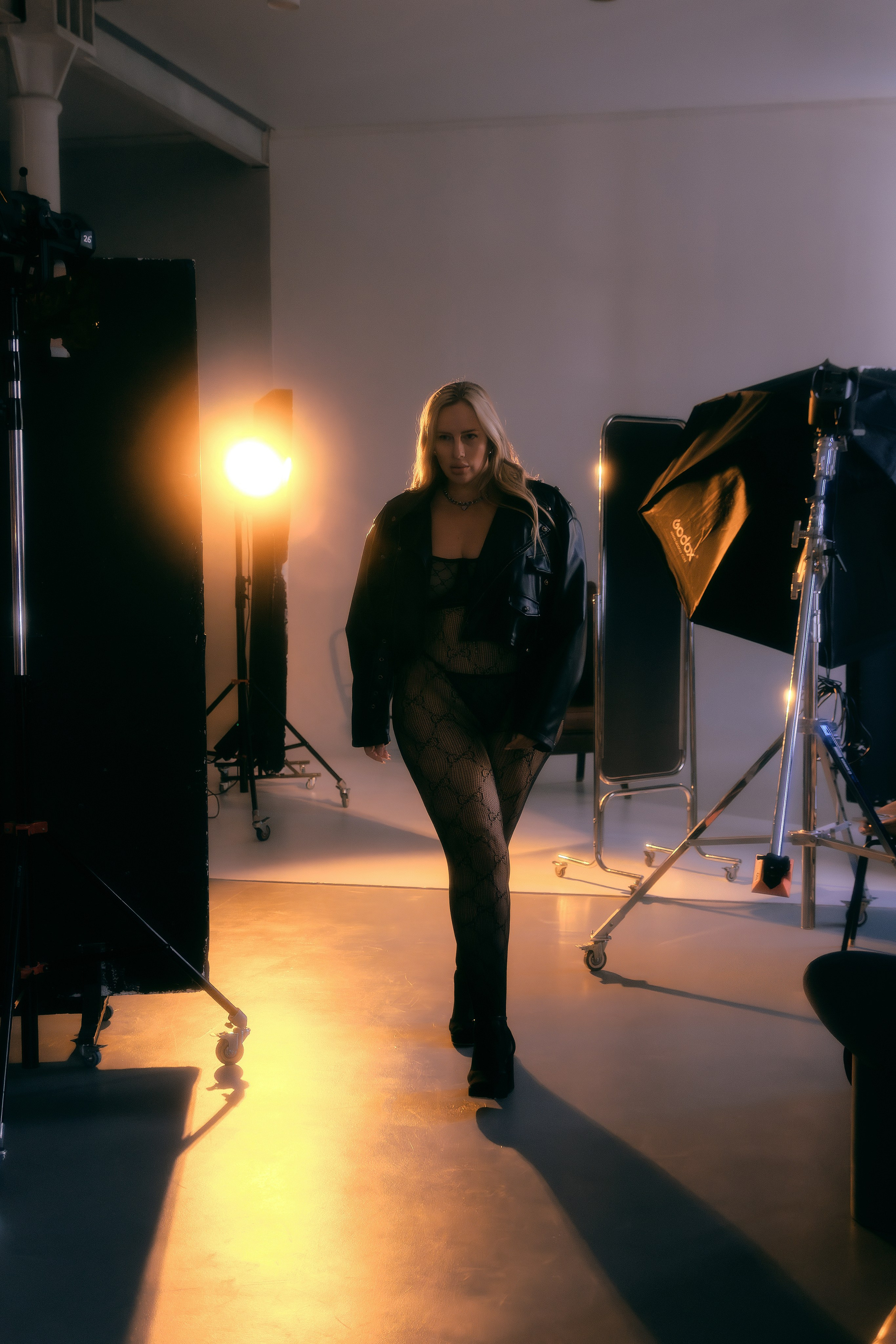 Модель плюс сайз в нижнем белье на фотосессии в студии Ростова