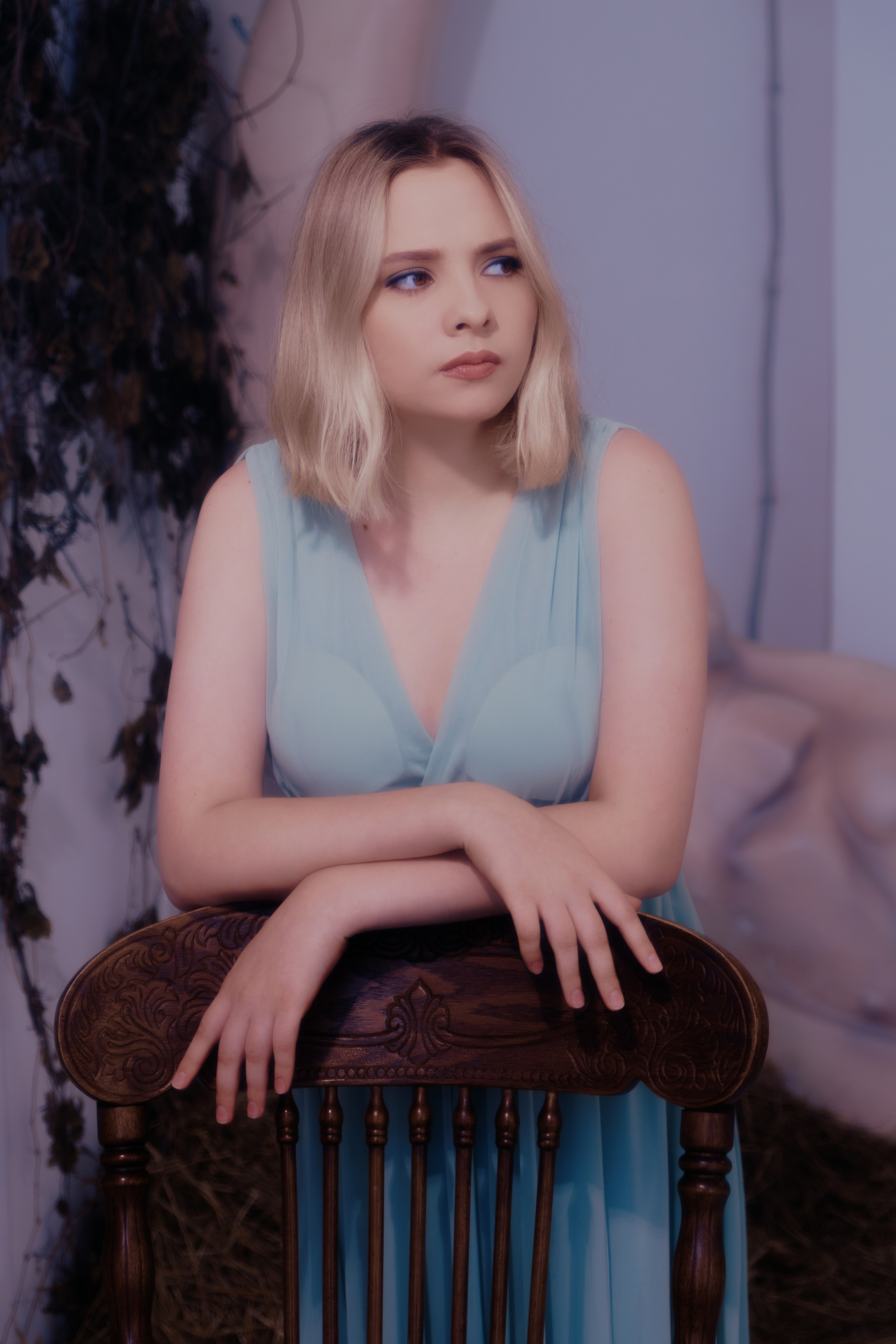 Классический портрет рыцаря в полных доспехах, выполненный в лучших традициях исторической фотографии. Точность деталей восхищает знатоков.