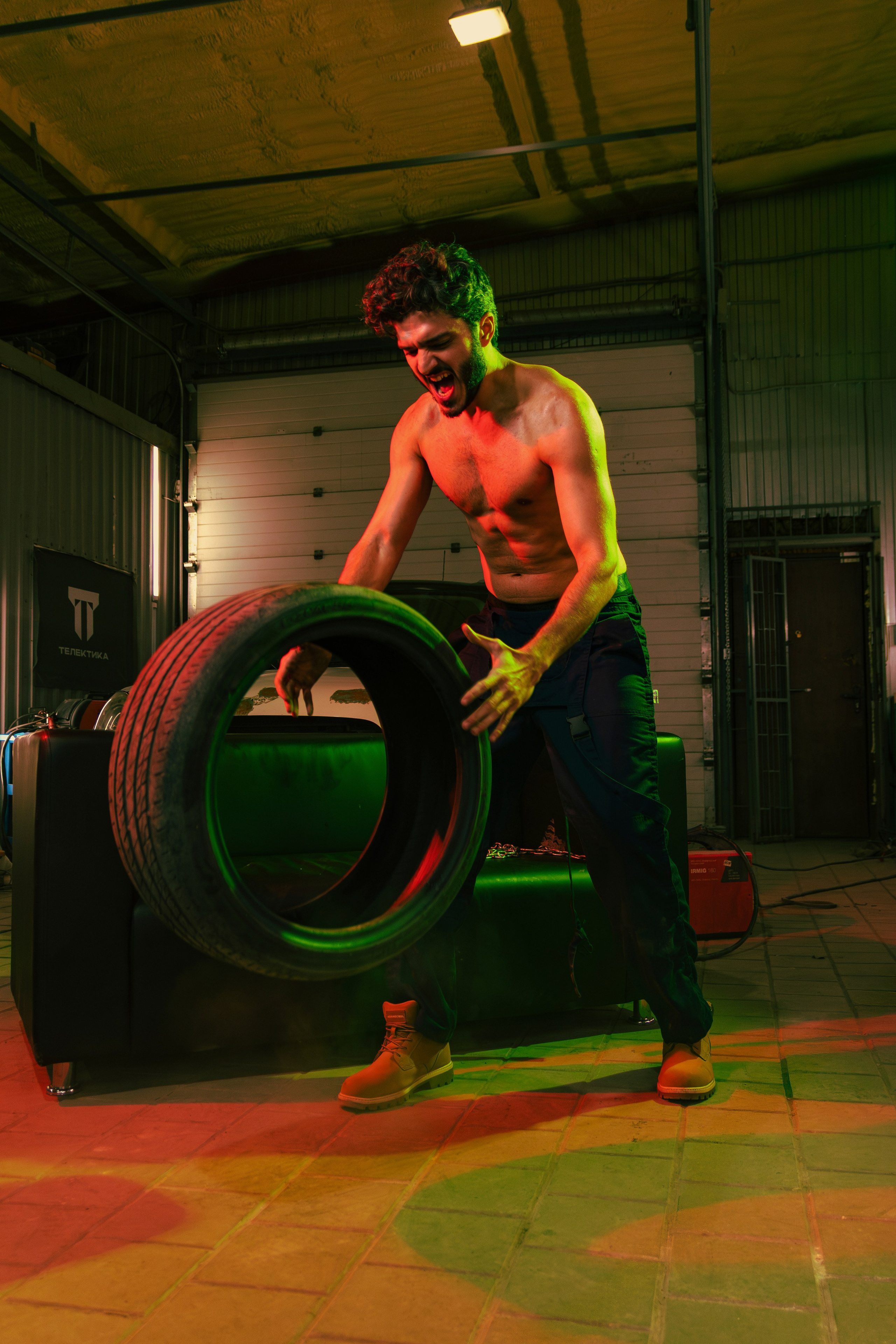 Креативные кадры мужского стриптиза в Ростове-на-Дону привлекают внимание. Группа Sextasy в костюмах маляров для эффектных фотографий.