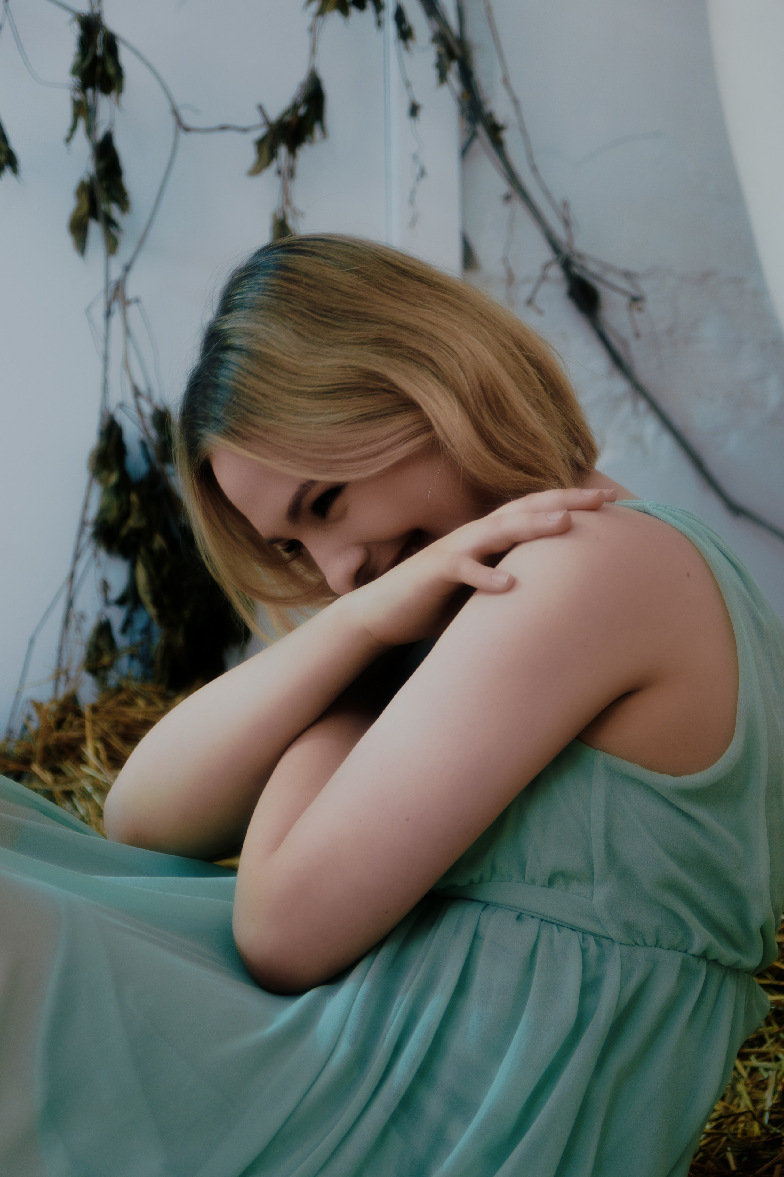 Гламурная фотосессия девушки в блестящих доспехах с элементами роскоши. Роскошь образа привлекает внимание.