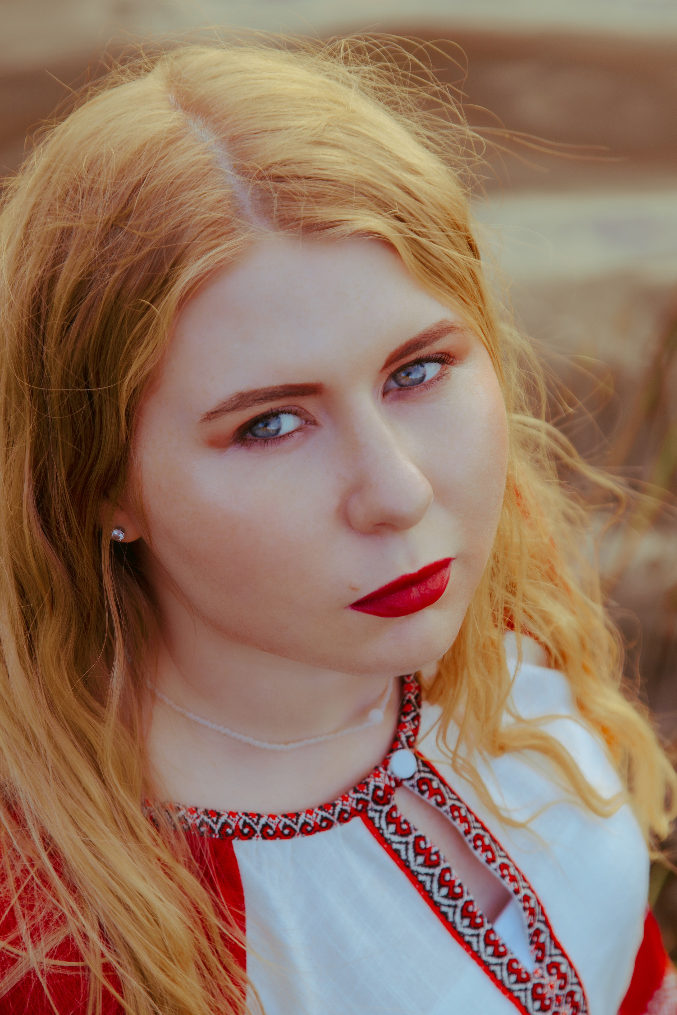 Портрет рыжей девушки в тёплых тонах на фоне реки