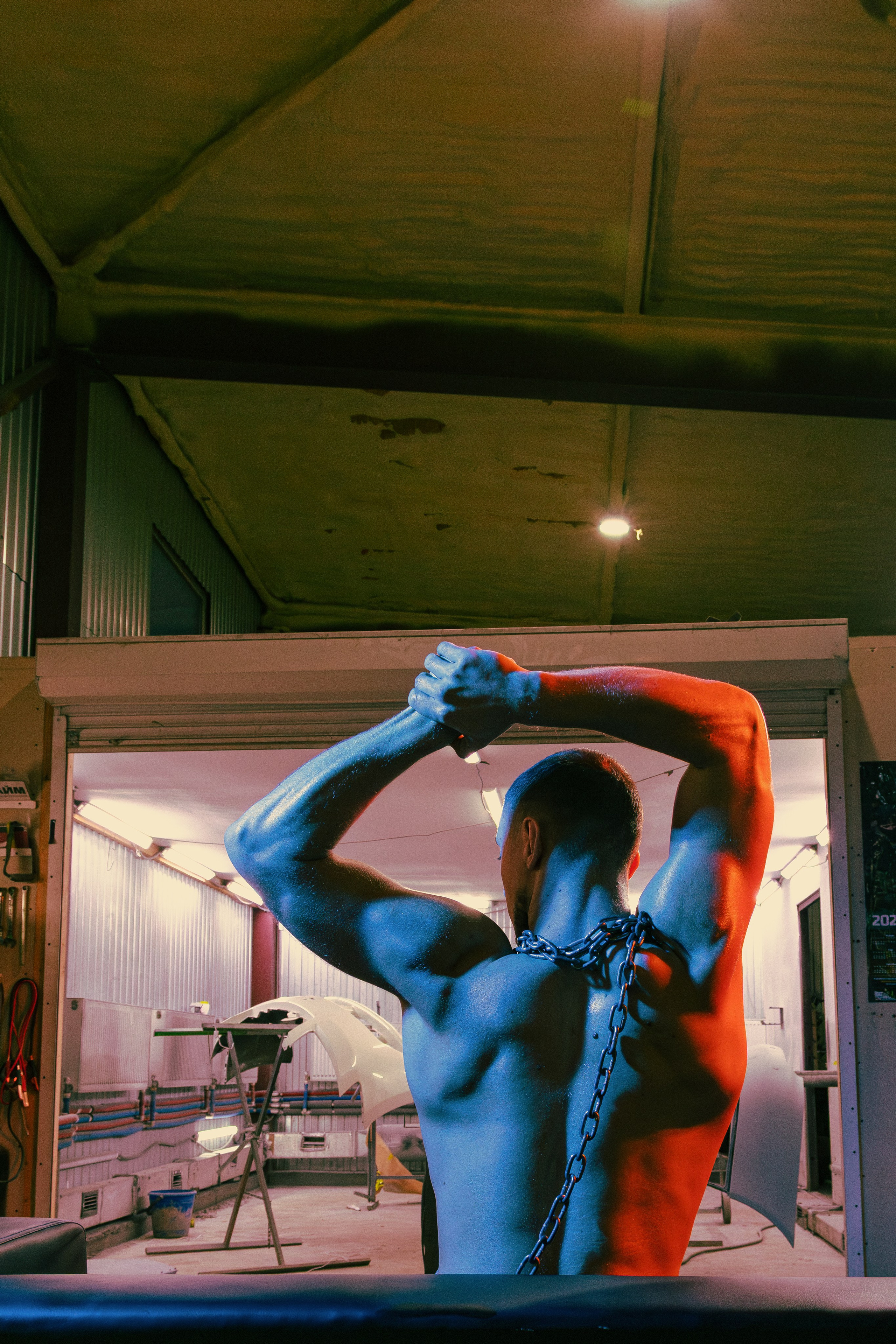 Креативная съёмка мужского стриптиза в автосервисе Ростова-на-Дону. Уникальные кадры группы Sextasy.