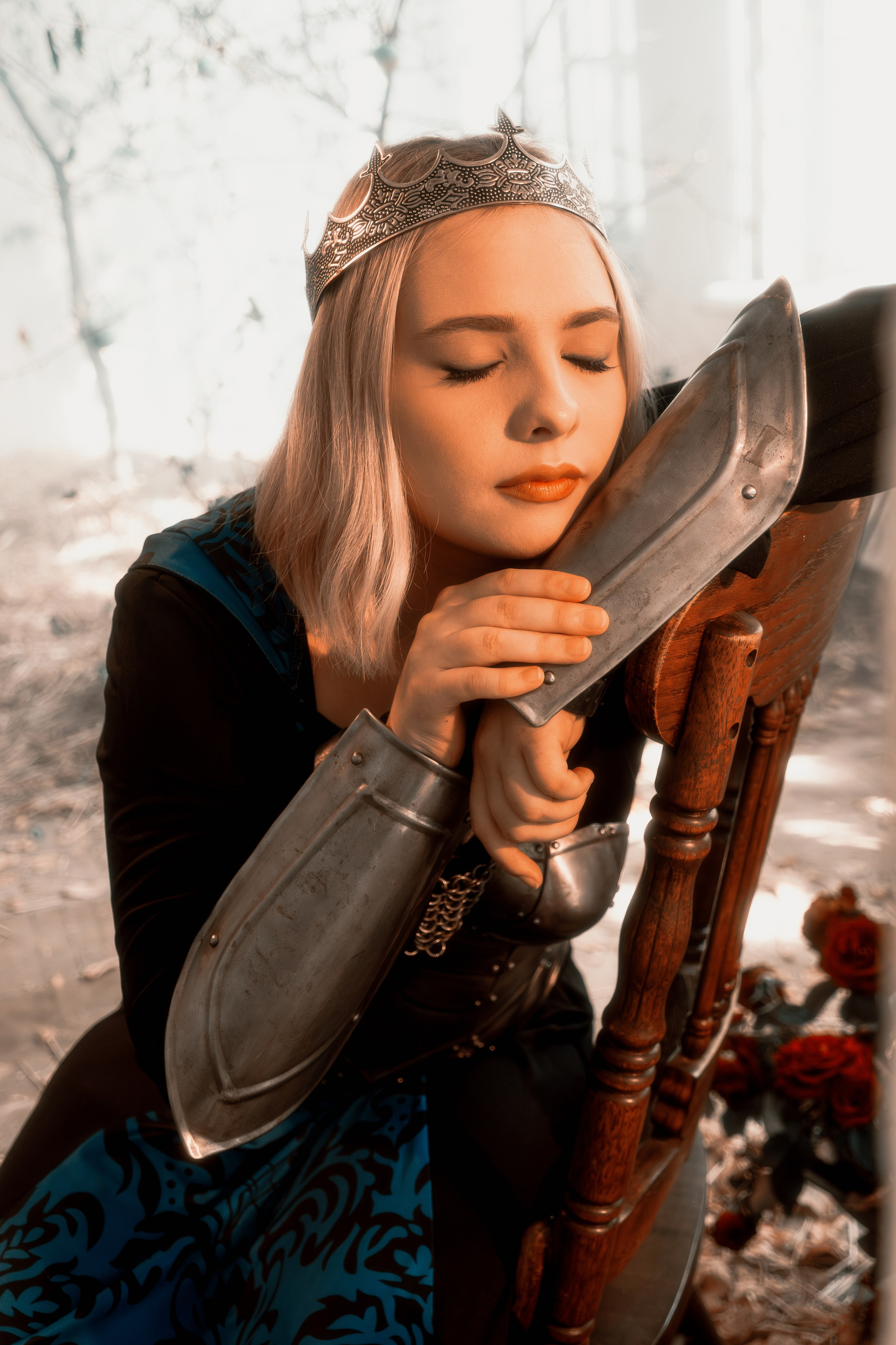 Грандиозная фотосессия воительницы в средневековых доспехах в Ростове. Эпический размах съемки впечатляет.