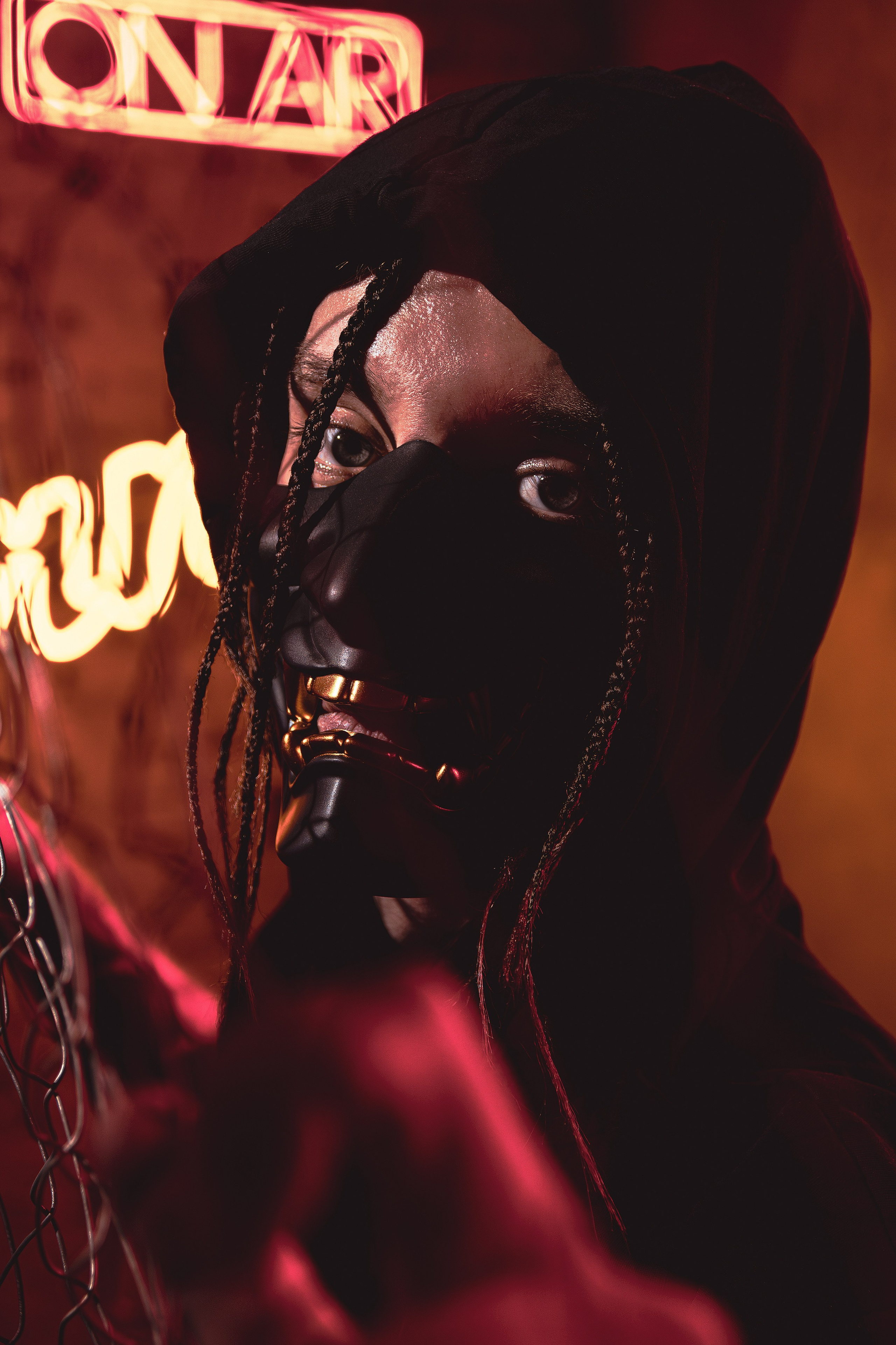 Мужская фотосъёмка в Ростове на Дону. Креативная съёмка с Александром в неоновой студии. Мужской портрет в японском стиле