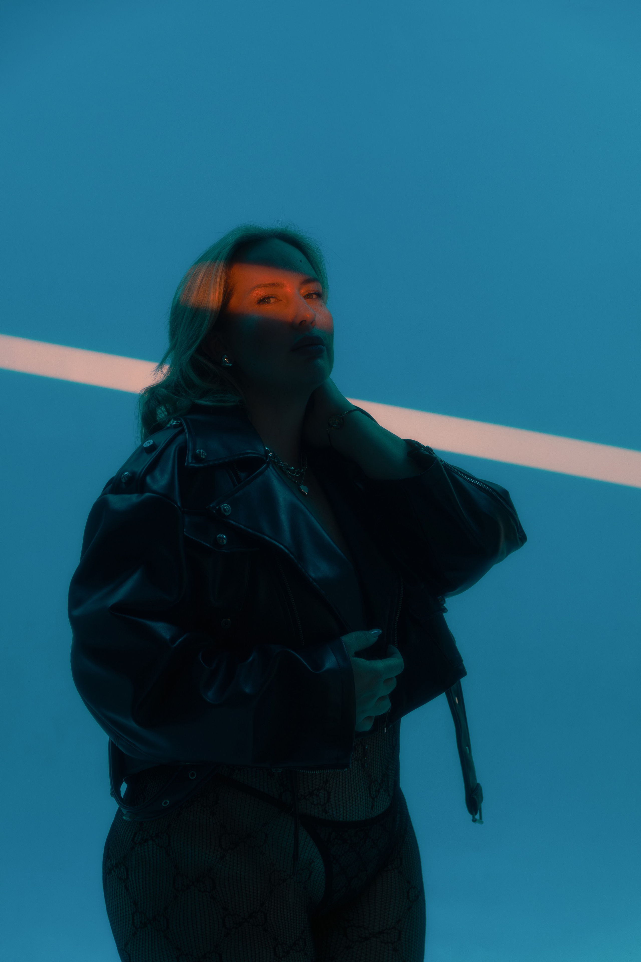 Женский портрет на голубом фоне в стиле фэшн