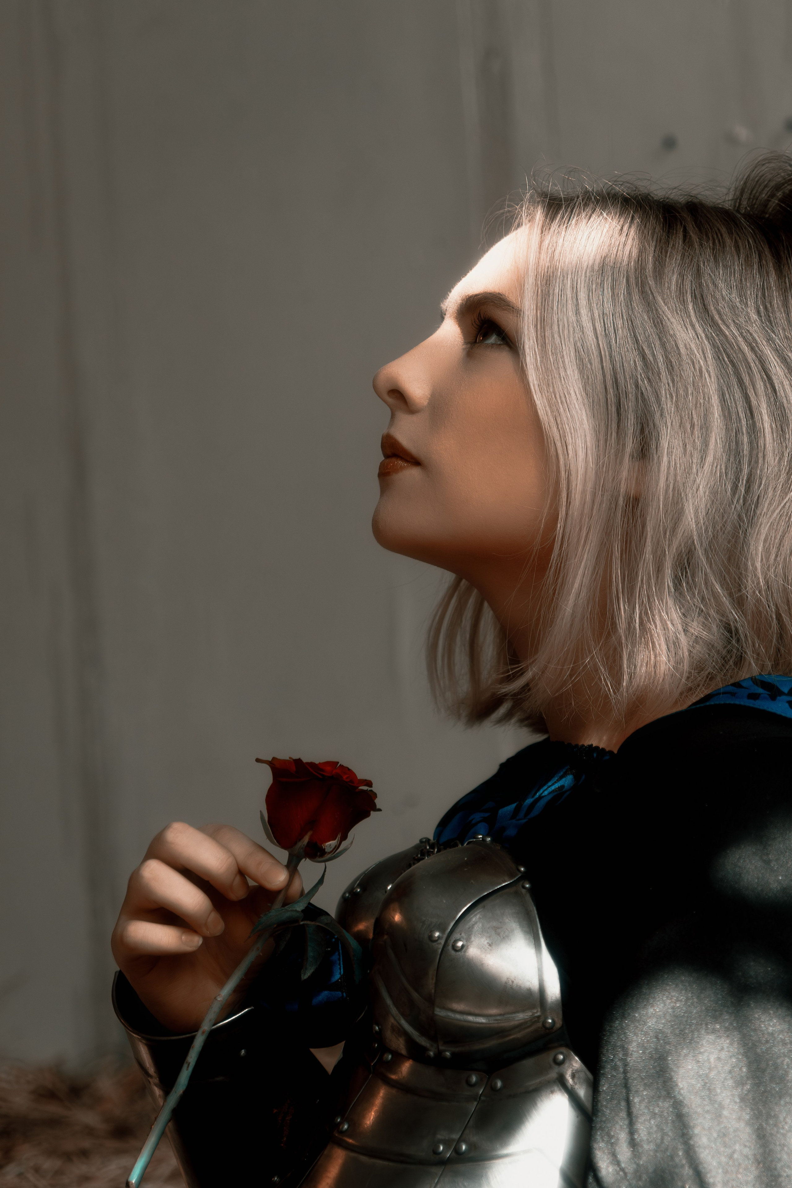 Художественный образ прекрасной воительницы в средневековых доспехах. Творческий подход фотографа создает уникальный стиль.