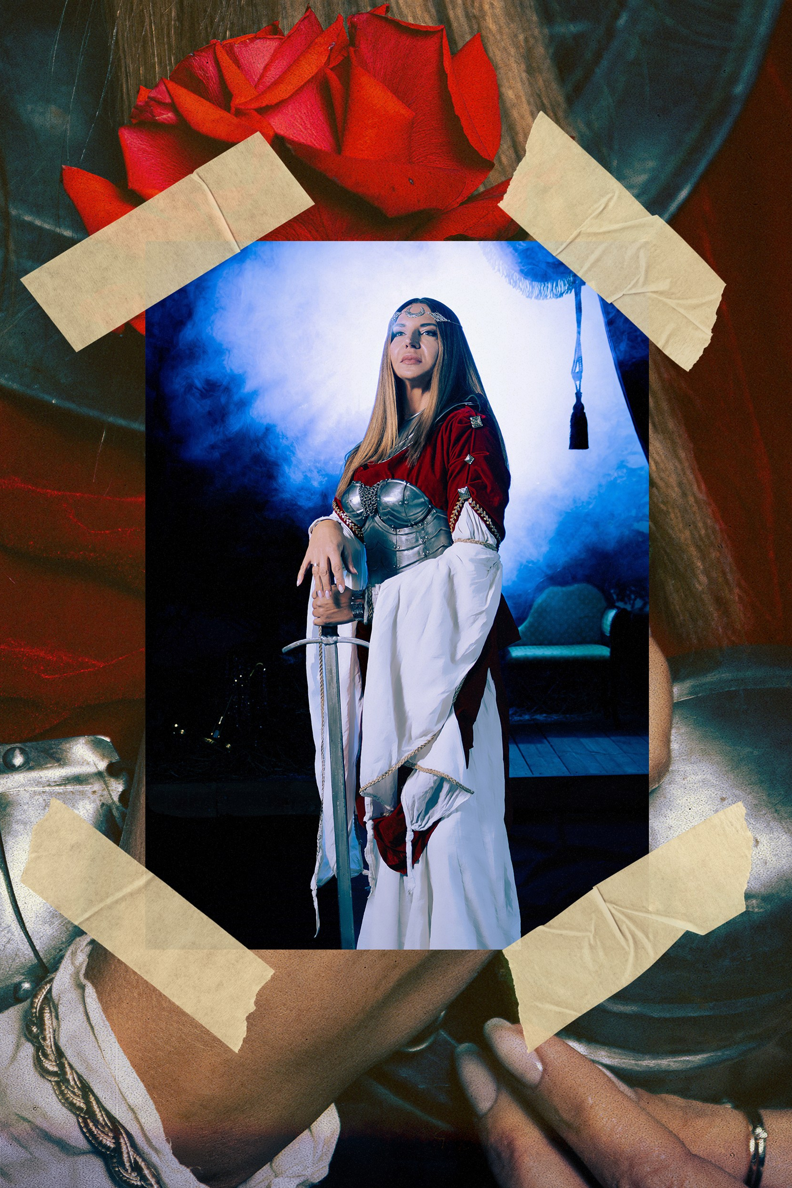 Женская фотосессия в Ростове-на-дону в образе воительницы с доспехами и мечом в поле.