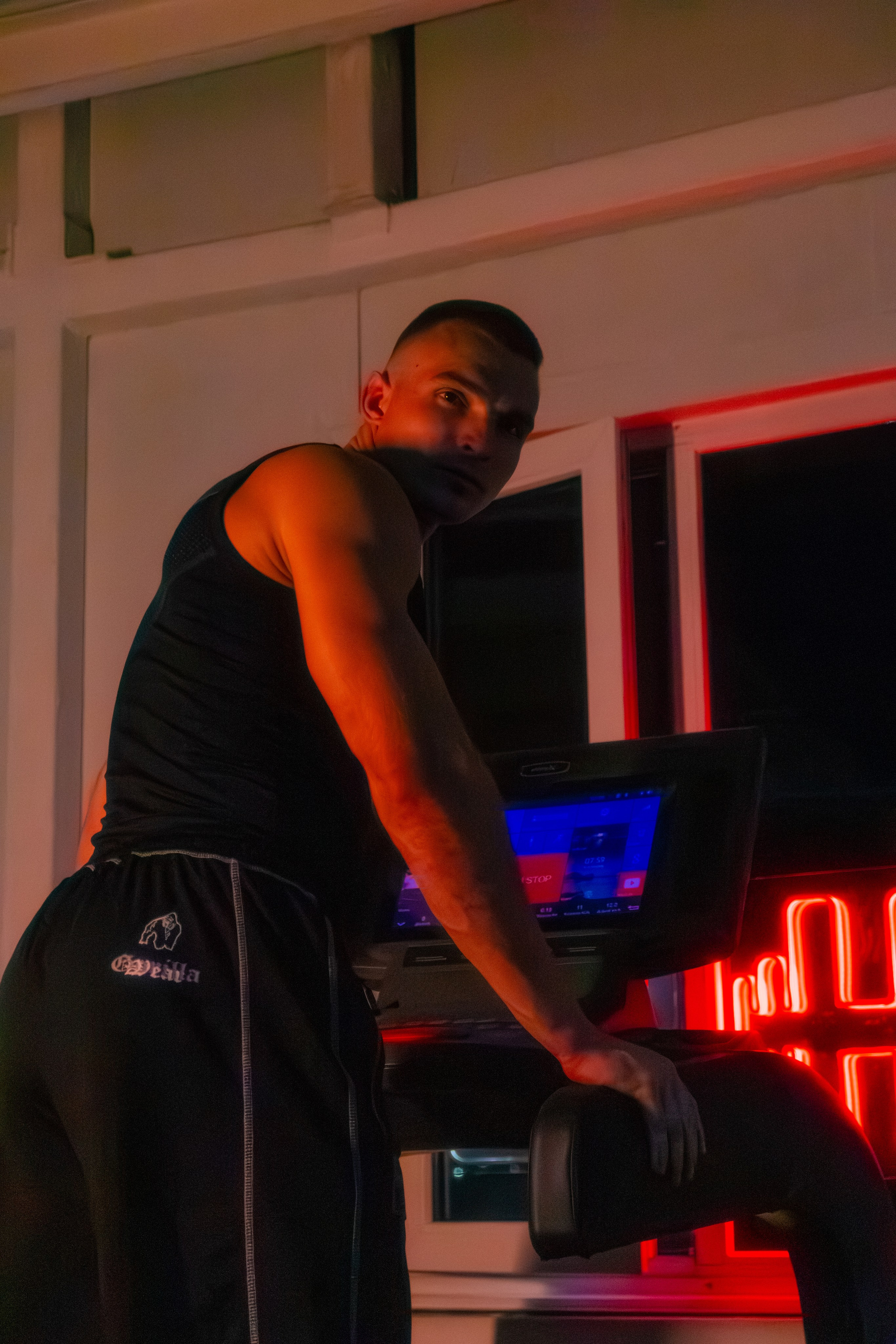 Стильный снимок атлета с идеальным рельефом в современном зале.