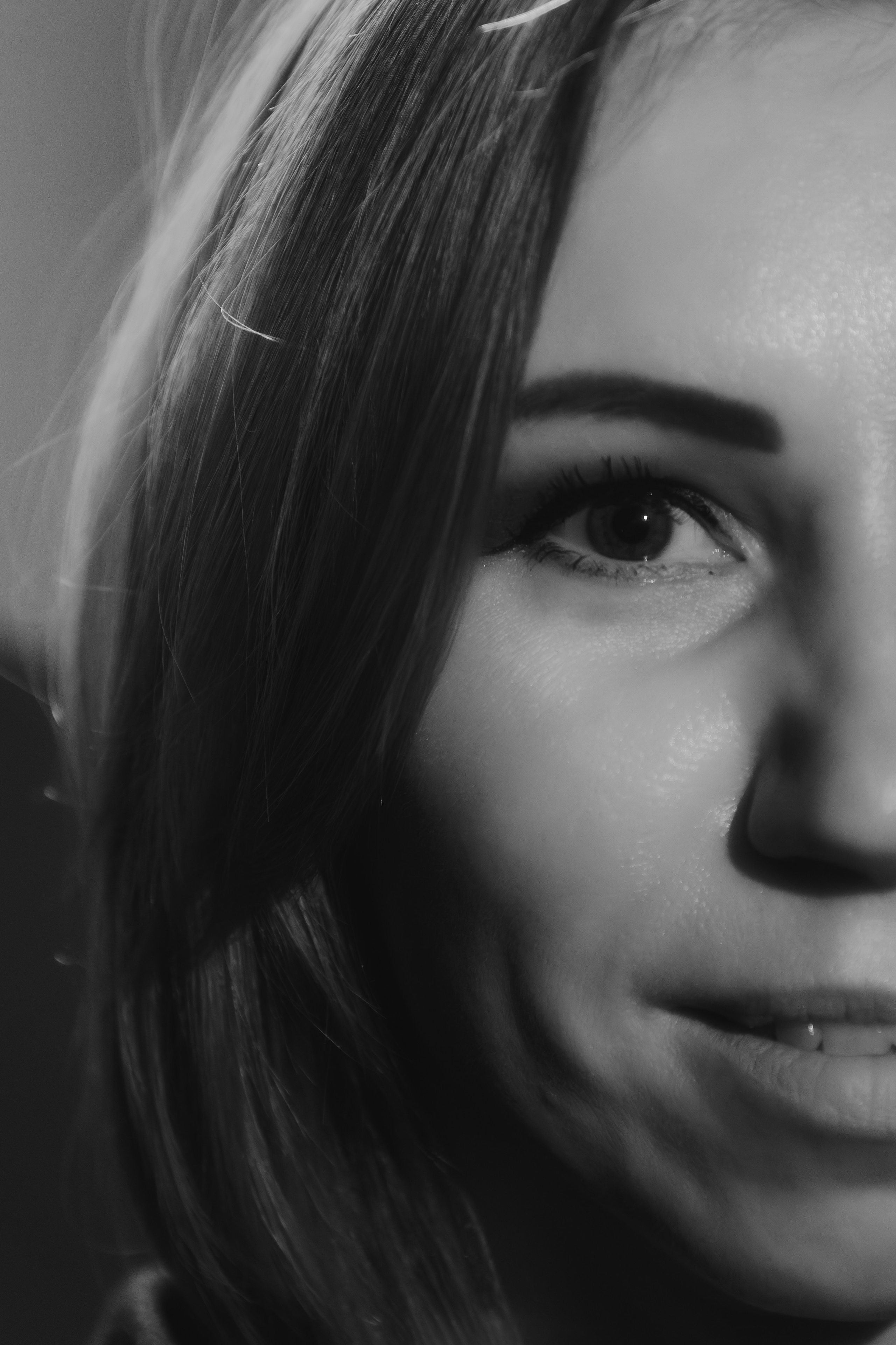 Портрет таролога на фоне студийного реквизита. Композиция сбалансирована, свет подчёркивает главный объект.