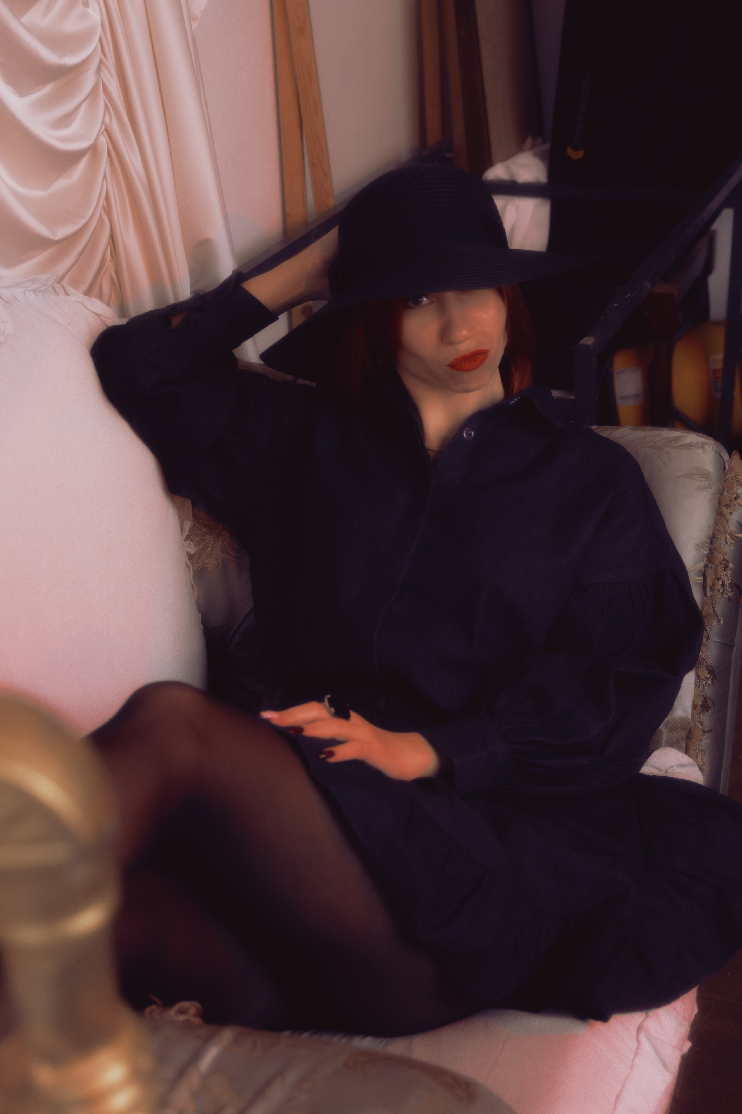 Портрет с мягким контровым светом. Силуэт таролога обрамлён свечением, добавляя мистичности.