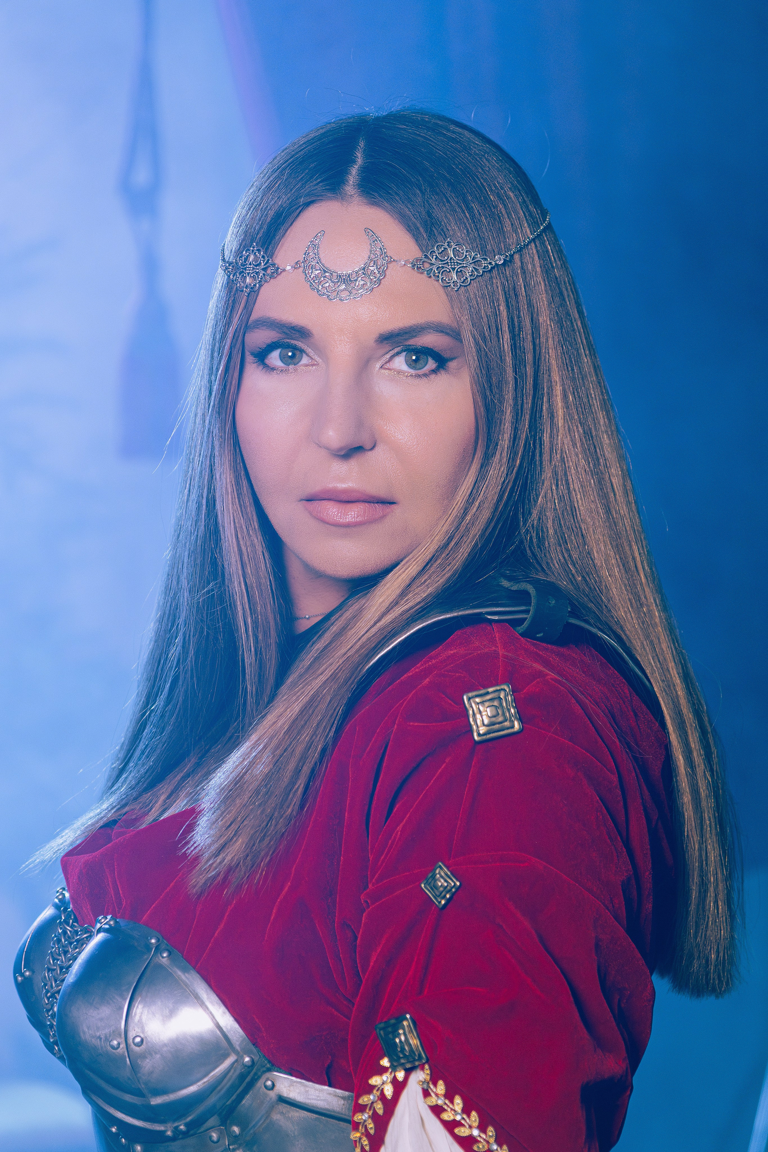 Женская фотосессия в Ростове-на-дону в образе воительницы с доспехами и мечом в поле.