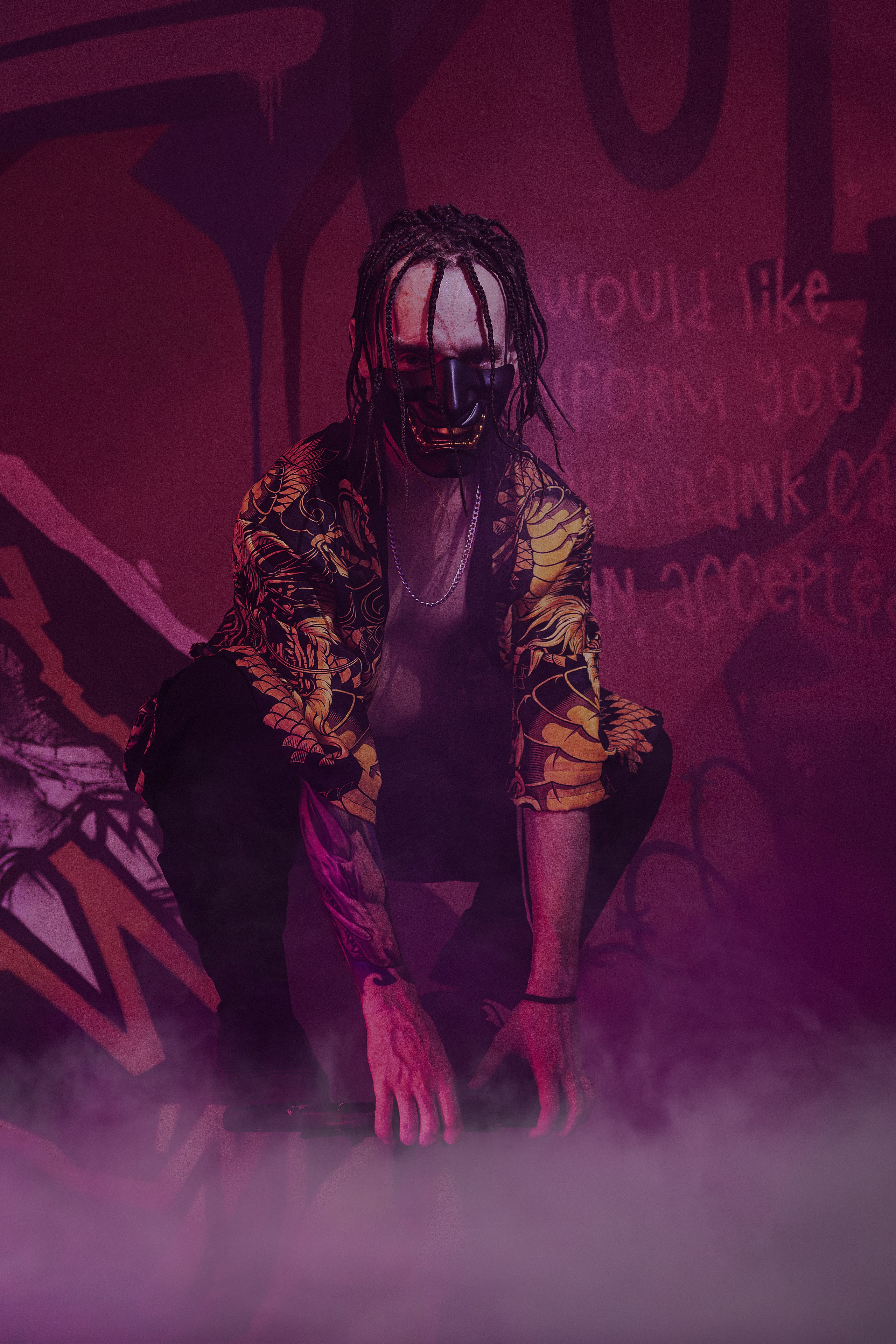 Мужская фотосъёмка в Ростове на Дону. Креативная съёмка с Александром в неоновой студии. Мужской портрет в японском стиле