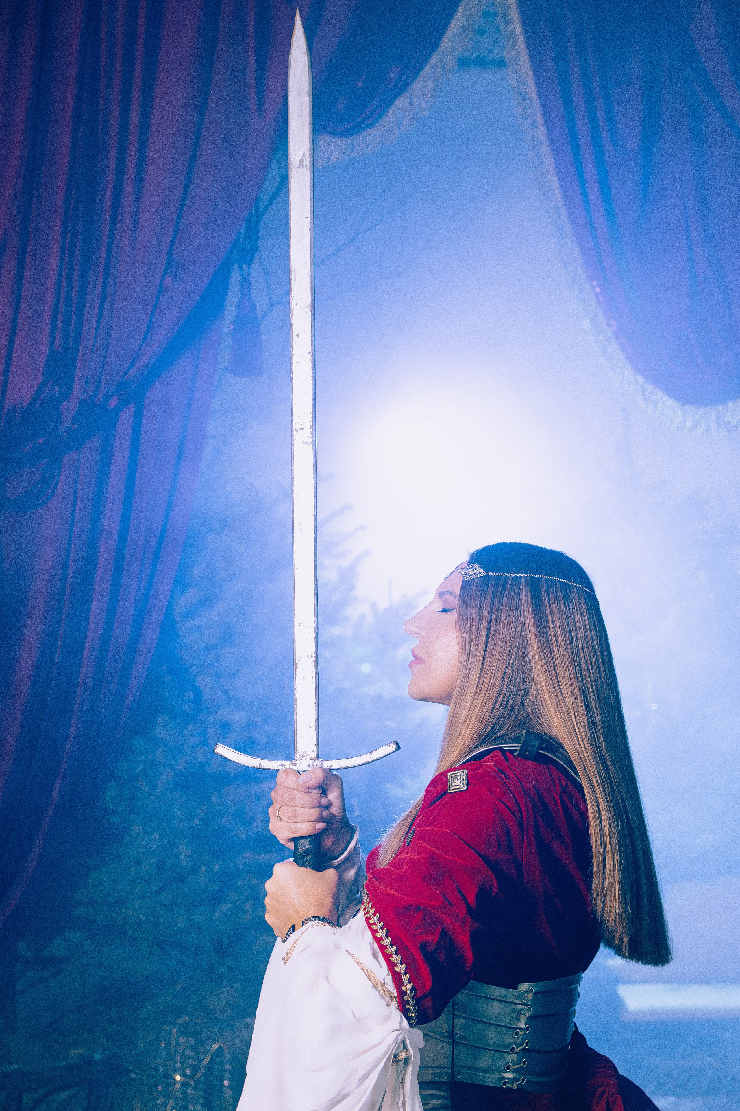 Женская фотосессия в Ростове-на-дону в образе воительницы с доспехами и мечом в поле.