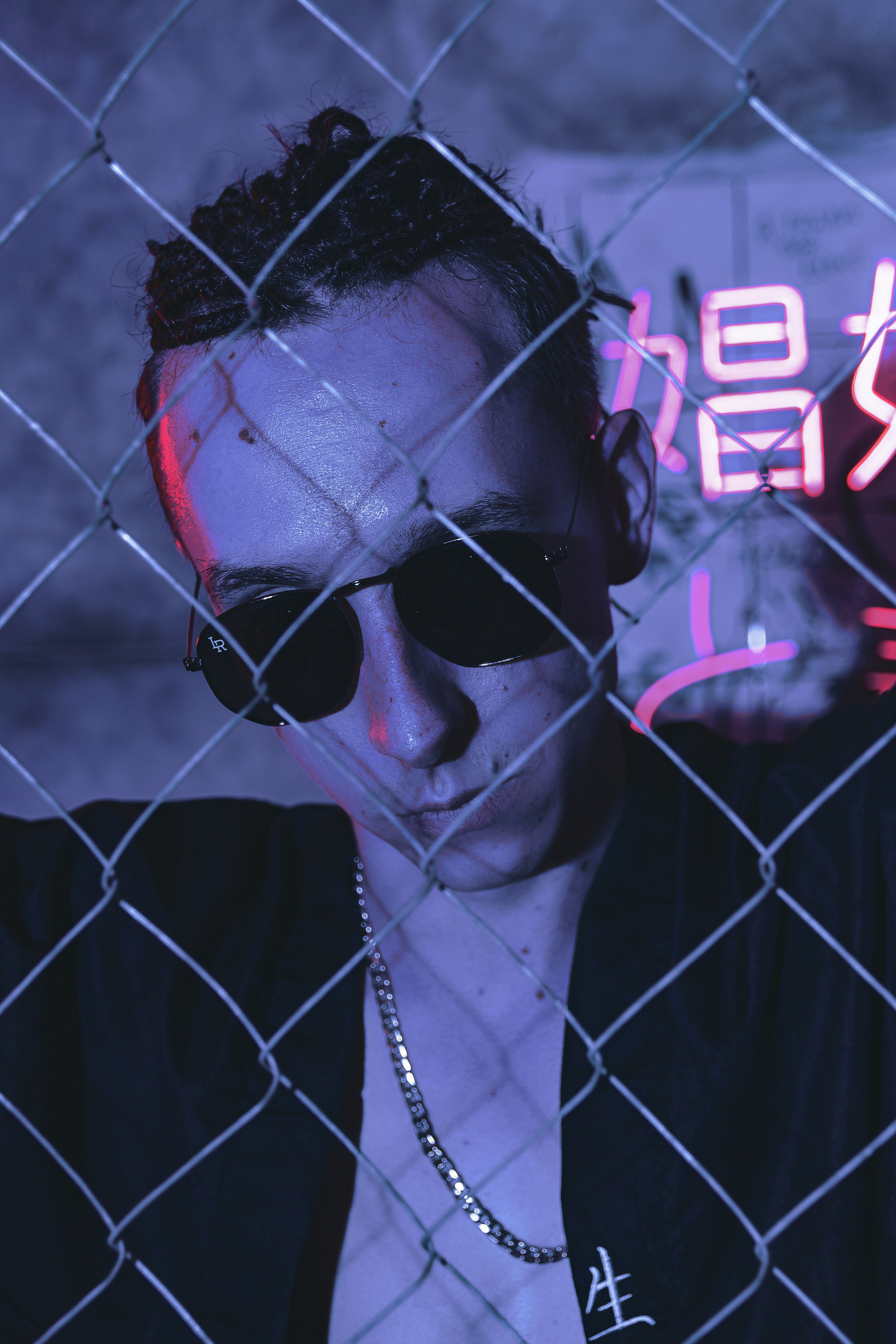 Мужская фотосъёмка в Ростове на Дону. Креативная съёмка с Александром в неоновой студии. Мужской портрет в японском стиле