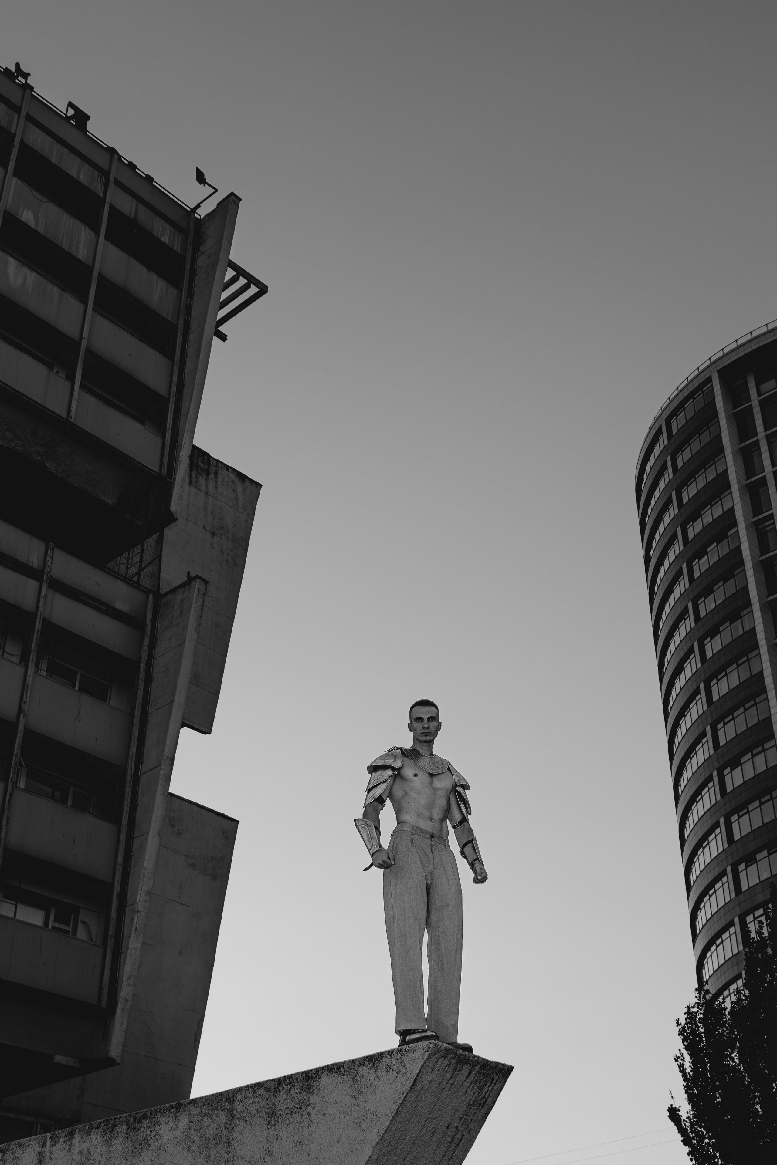 Чёрно белая эстетика мужского портрета в доспехах между зданий