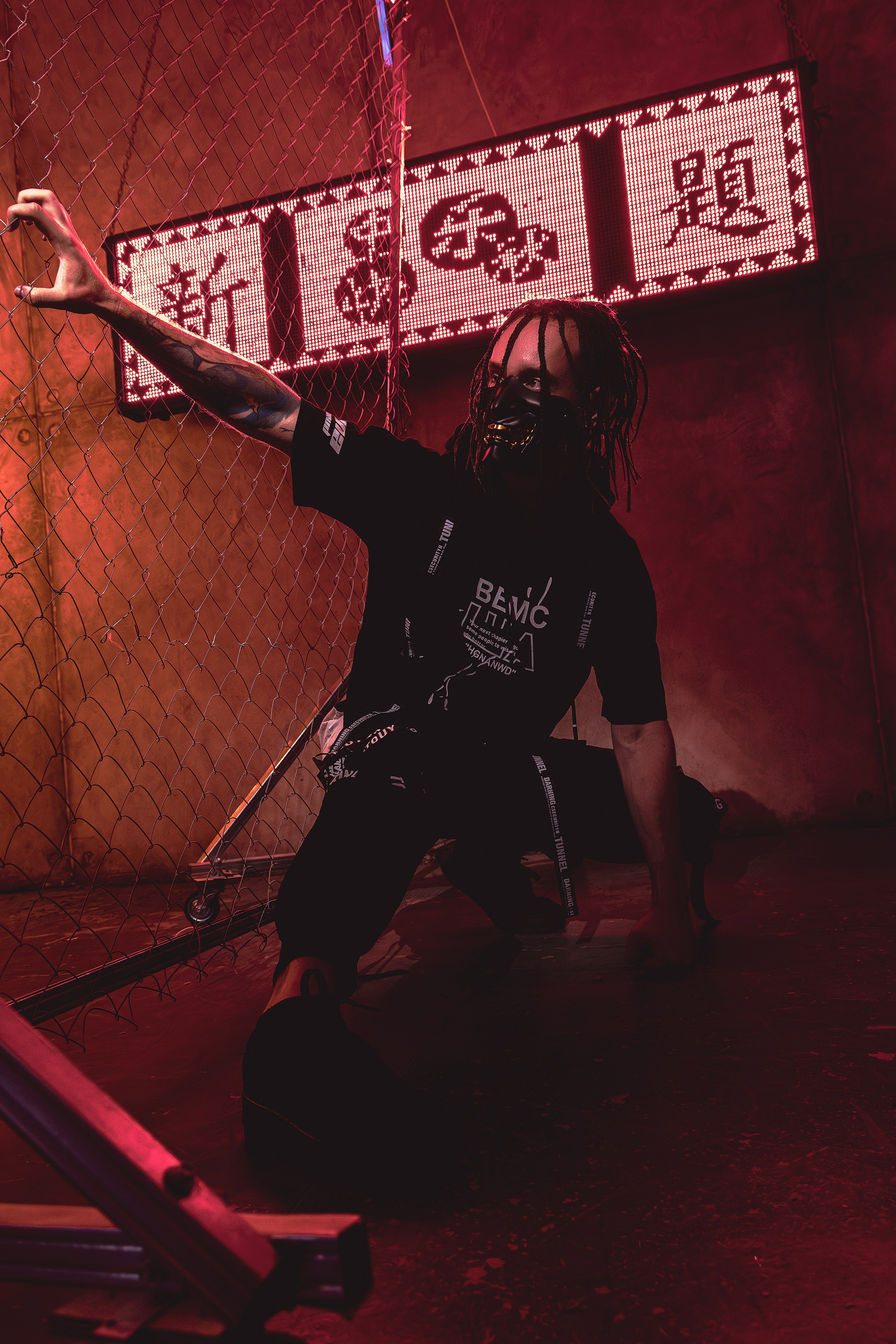 Мужская фотосъёмка в Ростове на Дону. Креативная съёмка с Александром в неоновой студии. Мужской портрет в японском стиле