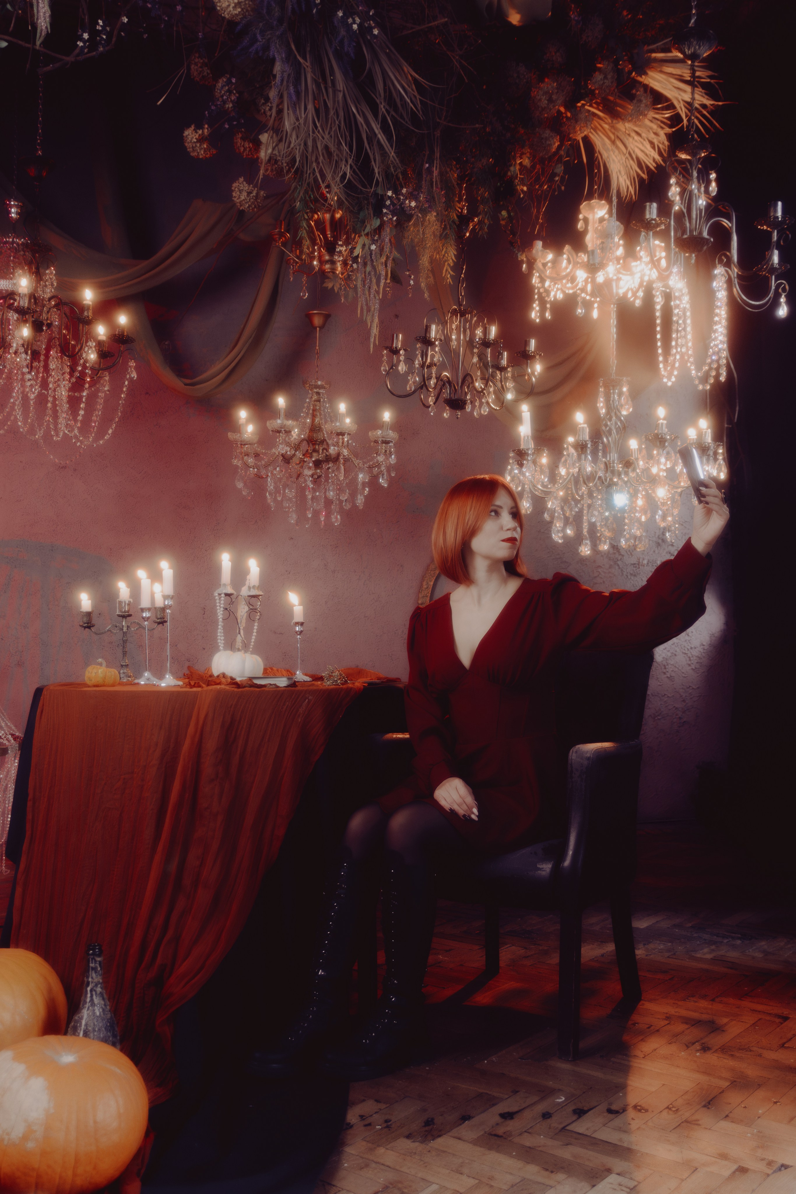 Художественный портрет таролога на фоне текстурной стены. Глубокие тени и тёплый свет создают загадочную атмосферу сеанса.